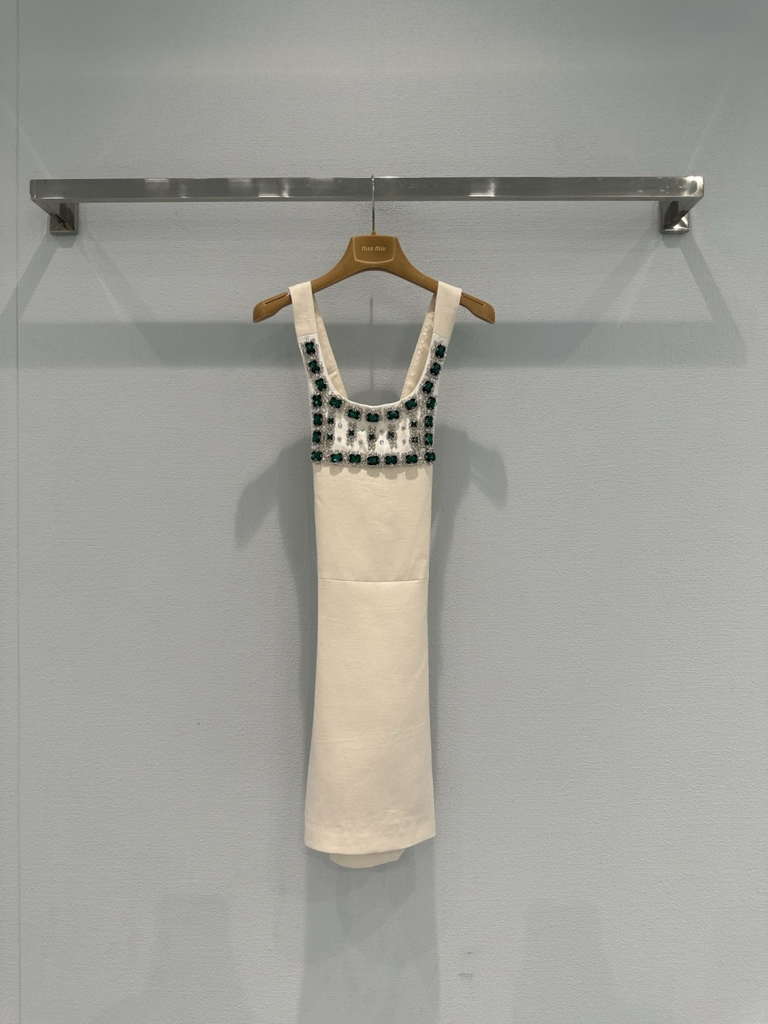 NO:748761,MiuMiu 2026 spring and summer series beaded apron skirt, made of primary-color canvas, rough texture + exquisite beading, perfect score for contradictory aesthetics, dark green gemstone beading embellishes the neckline, retro and modern, long mini skirt, easy to wear in daily life or special occasions, practical and decorative, paired with short boots or simple accessories, you can easily get MiuMiu girl style!  Code numberSML,,miumiu,boots,skirts,19860909MiuMiu2026春夏系列钉珠围裙裙,原色帆布材质,粗粝质感+精致钉珠,矛盾美学满分,深绿色宝石钉珠点缀领口,复古又现代,迷你裙长,日常或特殊场合都能轻松驾驭,实用与装饰兼具,搭配短靴或简约配饰,轻松get MiuMiu女孩风格！码数SML,,miumiu,boots,skirts,,Women's clothing