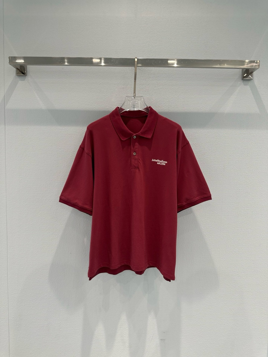 NO:749734,Acne Studios burgundy polo shirt, combed cotton, skin-friendly and breathable, super comfortable to wear in summer, loose slightly dropped shoulders design, casual and fashionable, the small embroidery on the chest is very recognizable, the threaded collar + cuff details are very exquisite, the buttons are also customized by the brand, it can be easily used for daily commuting and going out, it goes well with jeans or casual pants, you have a simple and high-end sense!  Code number SML,,acne studios,dior,jeans,19860909Acne Studios酒红色Polo衫,精梳棉,亲肤透气,夏天穿超舒服,宽松微落肩设计,休闲又时髦,胸前小刺绣超有辨识度,螺纹领口+袖口细节很精致,纽扣也是品牌定制款,日常通勤、出街都能轻松驾驭,搭配牛仔裤或休闲裤都很OK,简约高级感拿捏住啦！码数SML,,acne studios,dior,jeans,,Women's clothing