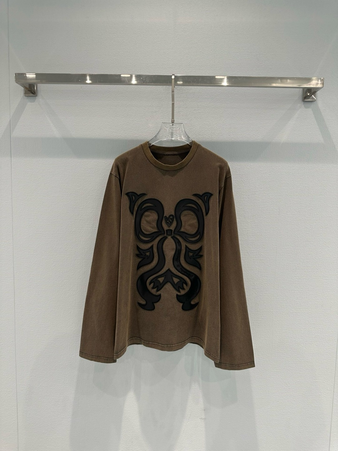 NO:749722,Acne Studios retro coffee color long-sleeved T-shirt. This retro coffee color long-sleeved T-shirt is made of soft cotton fabric. It is super comfortable to wear. It has a black abstract pattern on the front. It is full of art and highly recognizable. It has a loose fit and accommodates a variety of body types. It is very stylish with jeans or skirts. It can easily create street or retro style. It can be easily used in daily life and out on the street. It is fashionable and versatile!  Size SML,acne studios,dior,skirts,jeans,tees,t-shirt,19860909Acne Studios复古咖色长袖T恤,这款复古咖色长袖T恤,柔软棉质面料,穿着超舒适,正面黑色抽象花纹,艺术感满满,辨识度超高,宽松版型,包容多种身材,随便搭牛仔裤或裙装都很有型,轻松打造街头or复古风,日常、出街都能轻松驾驭,时髦又百搭！码数SML,,acne studios,dior,skirts,jeans,tees，t-shirt,,Women's clothing