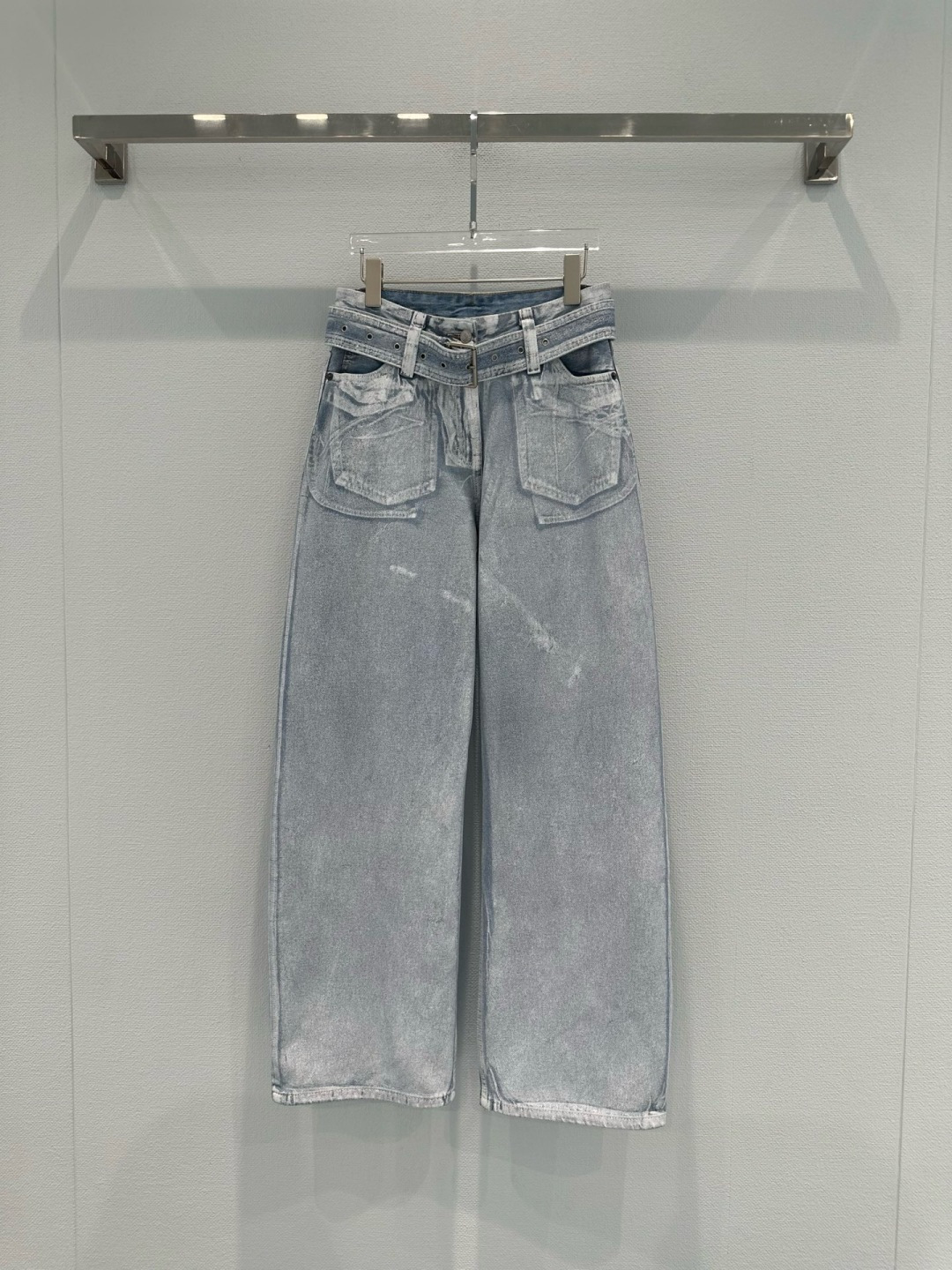 NO:749710,Acne Studios pleated wide-leg jeans, these pleated wide-leg jeans use unique pleating technology. The light gray and blue color is very recognizable. The high waist + wide leg design makes the legs slimmer and flattering. It can be easily controlled for daily commuting or leisure. It has a belt at the waist, which is practical and stylish. Pair it with a simple top or sweater to easily get a fashionable look. The brand's consistent minimalist style, full of details, perfect for you who like to wear individual styles!  Code number SML,,acne studios,dior,jeans,19860909Acne Studios褶皱阔腿牛仔裤,这款褶皱阔腿牛仔裤,采用独特褶皱工艺,浅灰蓝色调超有辨识度,高腰+阔腿设计,显瘦又修饰腿型,日常通勤或休闲都能轻松驾驭,腰部自带腰带,实用又有设计感,搭配简约上衣或针织衫,轻松get时髦造型,品牌一贯的极简风格,细节满分,超适合喜欢个性穿搭的你！码数SML,,acne studios,dior,jeans,,Women's clothing