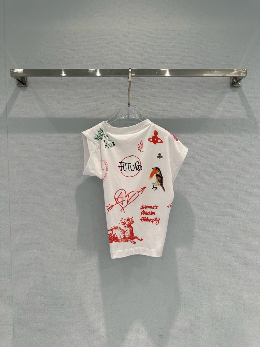 NO:749698,Vivienne Westwood 2026 Spring and Summer Graffiti Drunk T-shirt, white cotton fabric, comfortable and breathable, super friendly for daily wear, asymmetrical tailoring + graffiti print, planet logo, animal patterns, text elements are super recognizable, punk and artistic fusion, full of personality, suitable for you who pursue a unique style, whether out on the street, traveling or taking photos, it will look great with jeans or short skirts, easily create a fashionable look!  Size SML,,skirts,jeans,tees,t-shirt,19860909Vivienne Westwood西太后2026春夏涂鸦醉汉T恤,白色棉质面料,舒适透气,日常穿搭超友好,不对称剪裁+涂鸦印花,星球徽标、动物图案、文字元素超有辨识度,朋克与艺术感融合,个性十足,适合追求独特风格的你,无论出街、旅游还是拍照,搭配牛仔裤或短裙都很出片,轻松打造时尚造型！码数SML,,skirts,jeans,tees，t-shirt,,Women's clothing