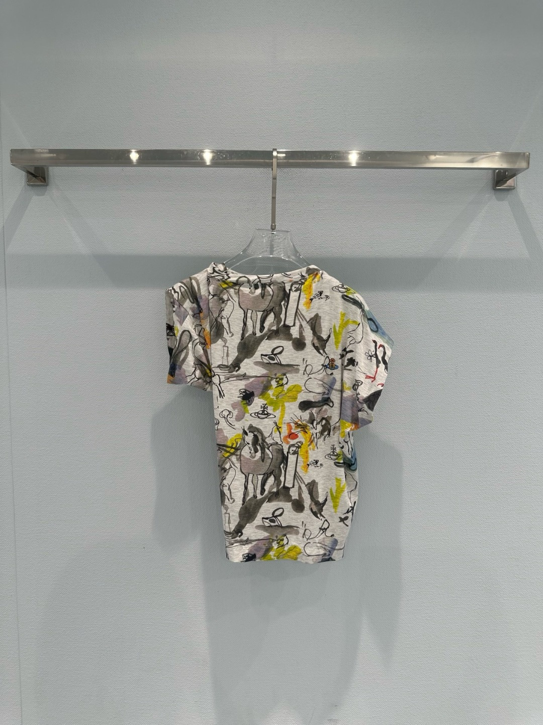 NO:749743,Vivienne Westwood 2026 Spring and Summer Graffiti Drunk T-shirt, white cotton fabric, comfortable and breathable, super friendly for daily wear, asymmetrical tailoring + graffiti print, planet logo, animal patterns, text elements are super recognizable, punk and artistic fusion, full of personality, suitable for you who pursue a unique style, whether out on the street, traveling or taking photos, it will look great with jeans or short skirts, easily create a fashionable look!  Size SML,,skirts,jeans,tees,t-shirt,19860909Vivienne Westwood西太后2026春夏涂鸦醉汉T恤,白色棉质面料,舒适透气,日常穿搭超友好,不对称剪裁+涂鸦印花,星球徽标、动物图案、文字元素超有辨识度,朋克与艺术感融合,个性十足,适合追求独特风格的你,无论出街、旅游还是拍照,搭配牛仔裤或短裙都很出片,轻松打造时尚造型！码数SML,,skirts,jeans,tees，t-shirt,,Women's clothing