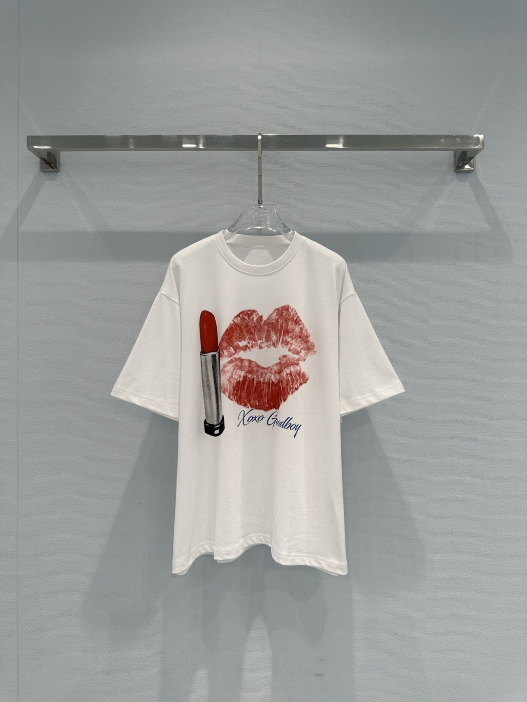 NO:749733,GOODBOY red lip printed T-shirt, made of white cotton, with a red lip + lipstick pattern on the front, with the words 'XOXO Goodboy', retro and playful, loose fit, comfortable and breathable, super versatile for daily wear, can be paired with sports shorts, jeans or skirts, easy to switch between street style, boyfriend style, sweet and cool style, full of American retro feel, a must-have for a relaxed look!  Size SML,,skirts,shorts,jeans,tees,t-shirt,19860909GOODBOY红唇印花T恤,白色纯棉材质,正面红唇+唇膏图案,搭配“XOXO Goodboy”字样,复古又俏皮,宽松版型,舒适透气,日常穿搭超百搭,可配运动短裤、牛仔裤或裙装,轻松切换街头风、男友风、甜酷风,美式复古感满满,松弛感穿搭必备！码数SML,,skirts,shorts,jeans,tees，t-shirt,,Women's clothing