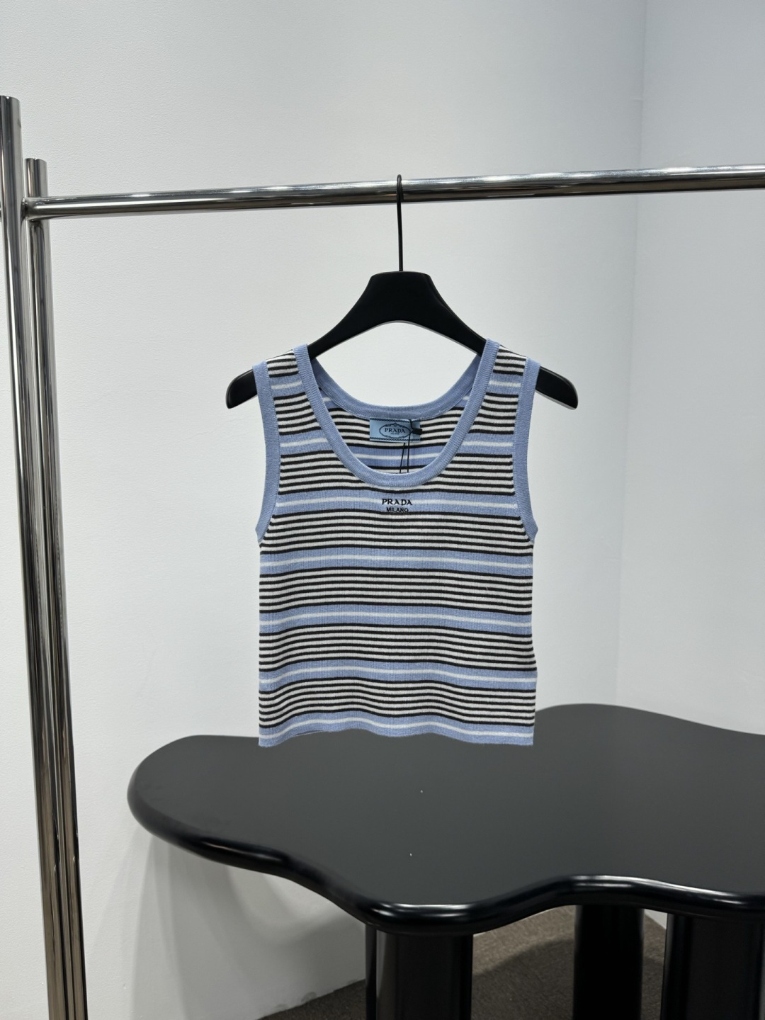 NO:751472,Prada2926 spring and summer series striped knitted vest, blue, black and white horizontal stripe design, light blue ribbed trim + round neck, brand embroidered logo on the chest, slim fit, cotton blended knitted fabric, comfortable and breathable, can be worn alone or layered, easily create a simple and fashionable sense!  Code numberSML,,prada,19860909Prada2926春夏系列条纹针织背心,蓝黑白三色横条纹设计,浅蓝罗纹饰边+圆领,胸前有品牌刺绣徽标,修身版型,棉混纺针织面料,舒适透气,单穿或内搭都很OK,轻松打造简约时髦感！ 码数SML,,prada,,Women's clothing
