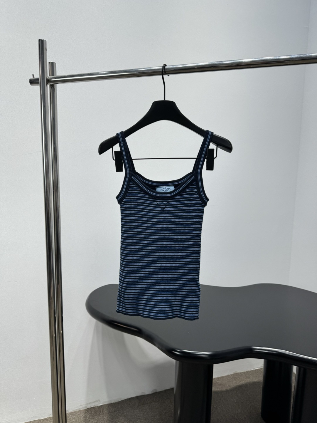 NO:751475,Prada's new 2026 spring and summer blue striped knitted camisole. This blue striped knitted camisole has a dark blue + light blue contrasting design, spaghetti straps and round neck. It is full of simple retro style. The knitted fabric has good elasticity and is close-fitting and comfortable. It is very suitable for spring and summer. It has a slim fit and can be worn alone or as an inner layer. With high-waisted pants/skirts, you can easily get American hottie or Korean casual style. Some styles come with chest pads, which can be easily used in daily commuting and leisure scenes!  Code numberSML,,prada,skirts,19860909Prada2026春夏新款蓝条纹针织吊带背心这款蓝条纹针织吊带背心,深蓝+浅蓝撞色设计,细肩带+圆领,简约复古风满满,针织面料弹性好,贴身舒适,春夏穿超合适,修身剪裁,单穿or内搭都OK,搭配高腰裤/半裙,轻松get美式辣妹or韩系休闲风,部分款式自带胸垫,日常通勤、休闲场景都能轻松驾驭！码数SML,,prada,skirts,,Women's clothing