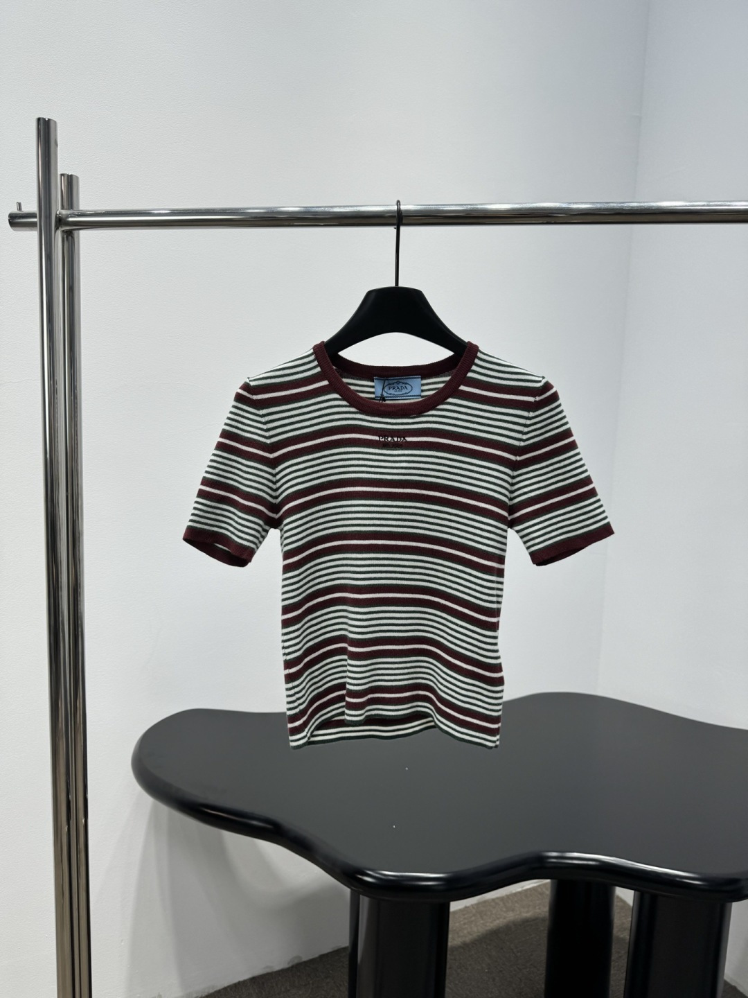 NO:751481,PRADA striped short-sleeved T-shirt, new spring striped short-sleeved T-shirt, burgundy + green contrasting design, retro and fashionable, soft and skin-friendly cotton fabric, breathable and comfortable, perfect for spring and summer, simple round neck, right shoulder cut, flattering body shape, great to wear alone or inside, striped elements are classic and versatile, easy to match with jeans, skirts or casual pants, can be easily used for daily outings and commuting!  Size SML,,prada,skirts,jeans,T-shirt,tees,t-shirt,19860909PRADA 条纹短袖T恤,春季新款条纹短袖T恤,酒红+绿色撞色设计,复古又时髦,棉质面料柔软亲肤,透气舒适,春夏穿超合适,圆领简约,正肩剪裁,修饰身形,单穿或内搭都很OK,条纹元素经典百搭,轻松搭配牛仔裤、半裙或休闲裤,日常出街、通勤都能轻松驾驭！码数SML,,prada,skirts,jeans,T-shirt,tees，t-shirt,,Women's clothing