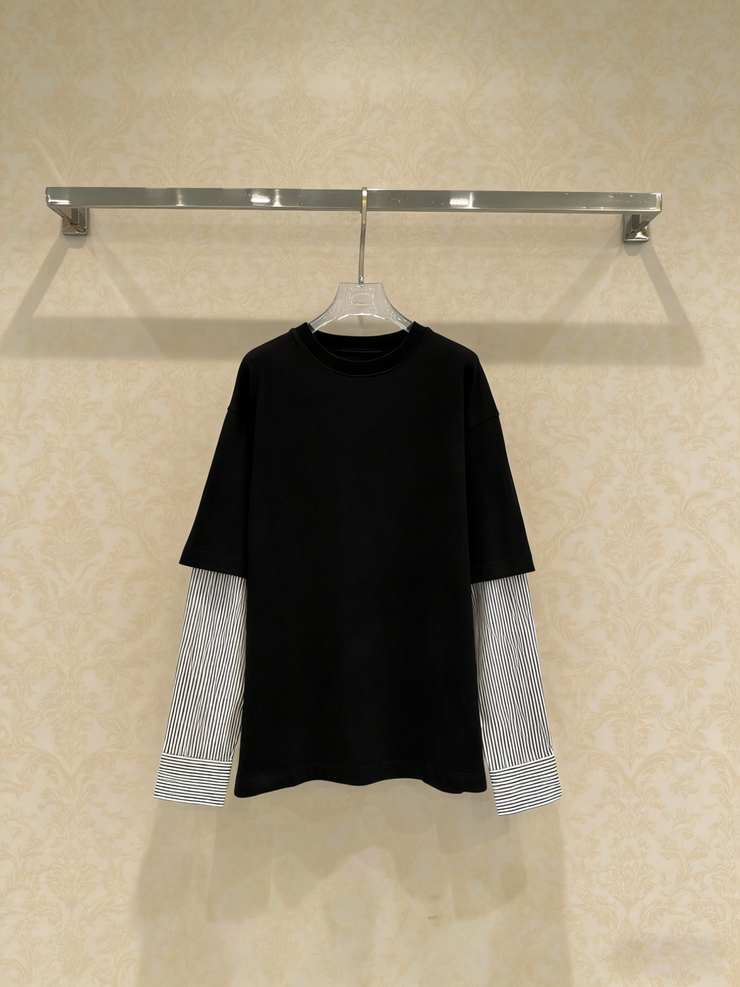 NO:752941,JIL SANDER's striped stitching fake two-piece long-sleeved T-shirt, main color black + striped cuffs, simple and layered, high-quality cotton blend, soft and comfortable, loose fit, easy to control for daily commuting, fake two-piece design full of layering feeling, no need for multiple layers, easy to get fashionable layering, minimalist style, low-key and high-end, practical and versatile, it is a must-have item in the wardrobe!  ,,jil sander,tees,t-shirt,19860909JIL SANDER这款条纹拼接假两件长袖T恤,黑色主色+条纹袖口,简约又有层次感,高品质棉混纺,柔软舒适,宽松版型,日常通勤都能轻松驾驭,假两件设计叠穿感满满,无需多层搭配,轻松get时髦层次感,极简风格,低调高级,实用又百搭,是衣橱必备单品！,,jil sander,tees，t-shirt,,Women's clothing