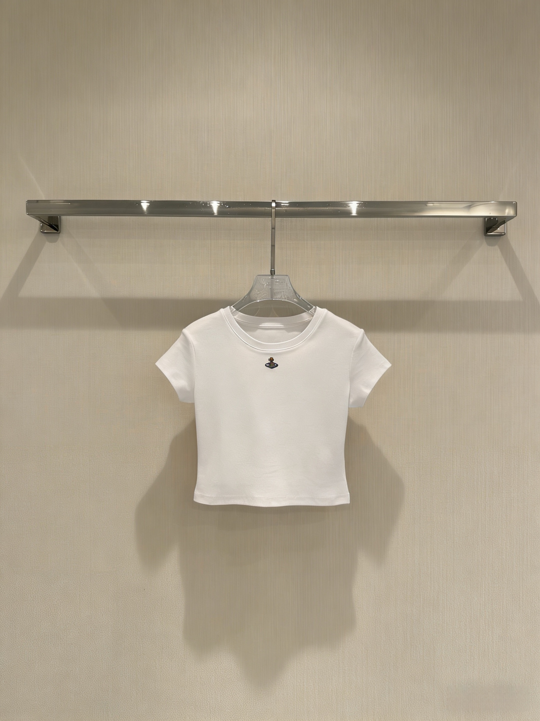 NO:753454,Vivienne Westwood西太后星球刺绣T恤,这款T恤来自,采用白色螺纹棉,柔软亲肤,透气性超棒,夏天穿很舒服,胸前星球刺绣超有辨识度,满满品牌感,正肩修身短款设计,显肩颈线条,搭高腰裤或半裙都很出彩,轻松切换休闲or优雅风,日常、通勤、轻奢场合都能轻松驾驭,是衣橱必备百搭单品！  Size SML,,skirts,tees,t-shirt,19860909Vivienne Westwood西太后星球刺绣T恤,这款T恤来自,采用白色螺纹棉,柔软亲肤,透气性超棒,夏天穿很舒服,胸前星球刺绣超有辨识度,满满品牌感,正肩修身短款设计,显肩颈线条,搭高腰裤或半裙都很出彩,轻松切换休闲or优雅风,日常、通勤、轻奢场合都能轻松驾驭,是衣橱必备百搭单品！码数SML,,skirts,tees，t-shirt,,Women's clothing