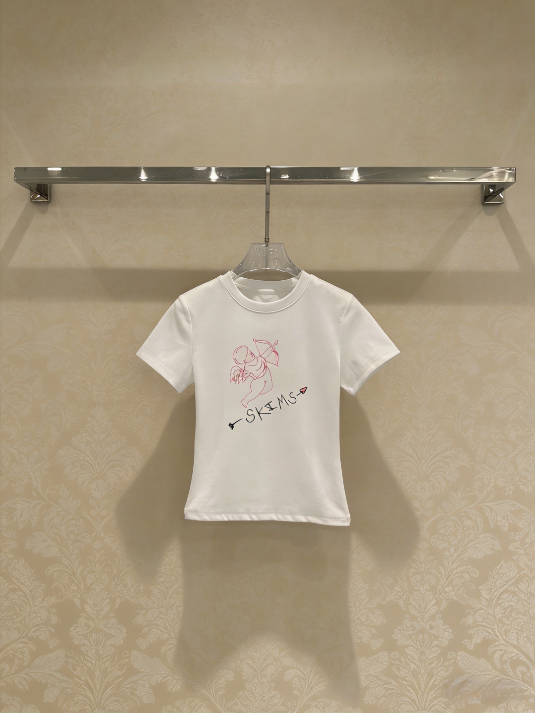 NO:753450,The SKIMS Valentine's Day limited edition Worn-In Jersey series T-shirt is made of soft, skin-friendly pure cotton knitted fabric and is super comfortable to wear. The white version has a red cupid angel and SKIMS letters printed on the chest. It is simple and playful. It is a must-have for daily wear in spring and summer.  Code number SML,,tees,t-shirt,19860909SKIMS情人节限定Worn-In Jersey系列T恤,采用柔软亲肤纯棉针织面料,穿着超舒适,白色款胸前有红色丘比特天使和SKIMS字母印花,简约又俏皮,春夏季日常穿搭必备,正肩修身版型,轻松凸显身材曲线,无论单穿还是内搭都很百搭,轻松打造休闲或甜美风格！ 码数SML,,tees，t-shirt,,Women's clothing