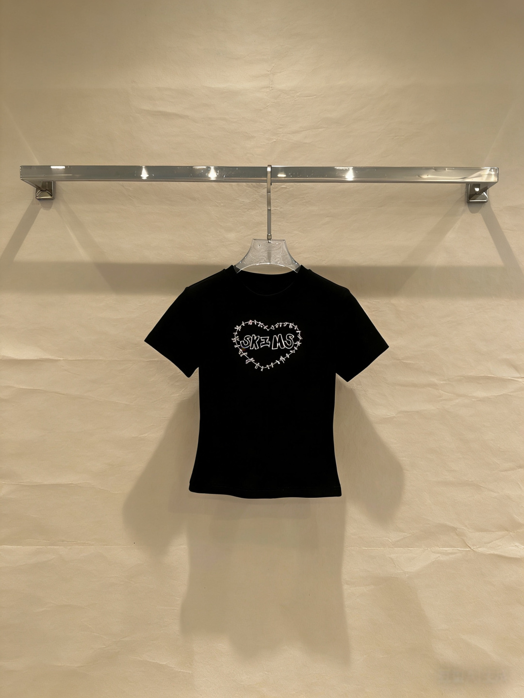 NO:753446,SKIMS love printed short-sleeved T-shirt, this black pure cotton T-shirt, with white love print + 'SKIMS' words on the chest, is simple and recognizable, the fabric is soft and breathable, super comfortable to wear in summer, the loose version is super friendly to the body, and can be easily controlled by fat sisters. It can be worn for daily commuting and leisure. It can be worn alone or layered. It is versatile with jeans and short skirts. You can easily get the Korean simple style!  Size SML,,skirts,jeans,T-shirt,tees,t-shirt,19860909SKIMS爱心印花短袖T恤,这款黑色纯棉T恤,胸前白色爱心印花+“SKIMS”字样,简约又有辨识度,面料柔软透气,夏天穿超舒服,宽松版型对身材超友好,微胖姐妹也能轻松驾驭,日常通勤、休闲都能穿,单穿or内搭都OK,搭配牛仔裤、短裙都很百搭,轻松get韩系简约风！ 码数SML,,skirts,jeans,T-shirt,tees，t-shirt,,Women's clothing