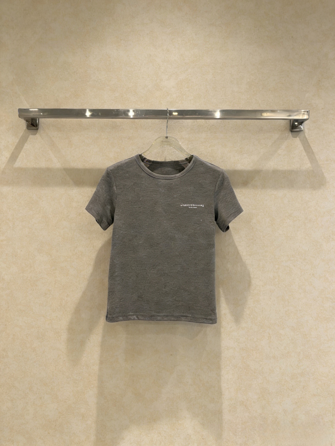 NO:758019,Alexander Wang gray short-sleeved T-shirt, this gray short-sleeved T-shirt comes from Wang, simple design + high-quality cotton fabric, soft and breathable, super comfortable for daily wear!  The brand logo on the chest is low-key and recognizable. The slim cut fits the body shape and easily shows off the lines. The gray color is versatile and can be easily worn with jeans, casual pants, and skirts. It is OK for commuting and leisure. The fabric is durable and easy to care for. It is both fashionable and practical. It is a must-have item in the wardrobe!  Size SML,,alexander wang,skirts,jeans,T-shirt,tees,t-shirt,19860909Alexander Wang亚历山大王灰色短袖T恤,这款灰色短袖T恤来自大王,简约设计+高品质棉质面料,柔软透气,日常穿着超舒适！胸前品牌标志,低调又有辨识度,修身剪裁,贴合身形,轻松展现线条感.灰色百搭,牛仔裤、休闲裤、裙装都能轻松驾驭,通勤休闲都OK,面料耐穿易打理,时尚实用兼备,是衣橱必备单品！ 码数SML,,alexander wang,skirts,jeans,T-shirt,tees，t-shirt,,Women's clothing