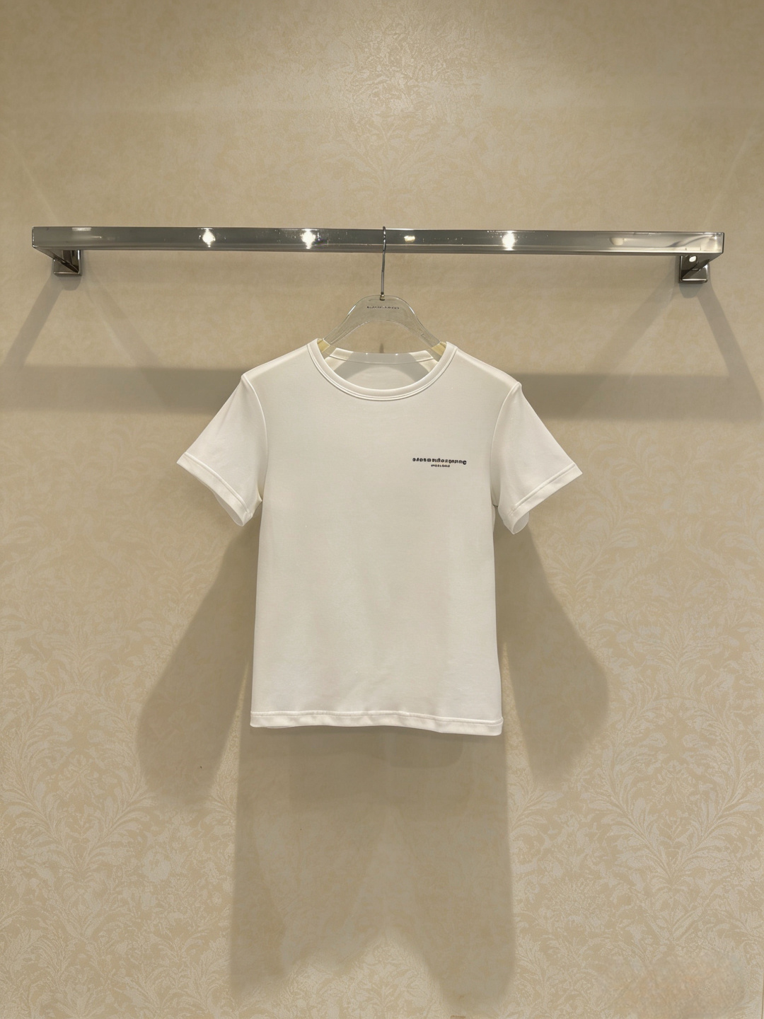 NO:758006,Alexander Wang gray short-sleeved T-shirt, this gray short-sleeved T-shirt comes from Wang, simple design + high-quality cotton fabric, soft and breathable, super comfortable for daily wear!  The brand logo on the chest is low-key and recognizable. The slim cut fits the body shape and easily shows off the lines. The gray color is versatile and can be easily worn with jeans, casual pants, and skirts. It is OK for commuting and leisure. The fabric is durable and easy to care for. It is both fashionable and practical. It is a must-have item in the wardrobe!  Size SML,,alexander wang,skirts,jeans,T-shirt,tees,t-shirt,19860909Alexander Wang亚历山大王灰色短袖T恤,这款灰色短袖T恤来自大王,简约设计+高品质棉质面料,柔软透气,日常穿着超舒适！胸前品牌标志,低调又有辨识度,修身剪裁,贴合身形,轻松展现线条感.灰色百搭,牛仔裤、休闲裤、裙装都能轻松驾驭,通勤休闲都OK,面料耐穿易打理,时尚实用兼备,是衣橱必备单品！ 码数SML,,alexander wang,skirts,jeans,T-shirt,tees，t-shirt,,Women's clothing