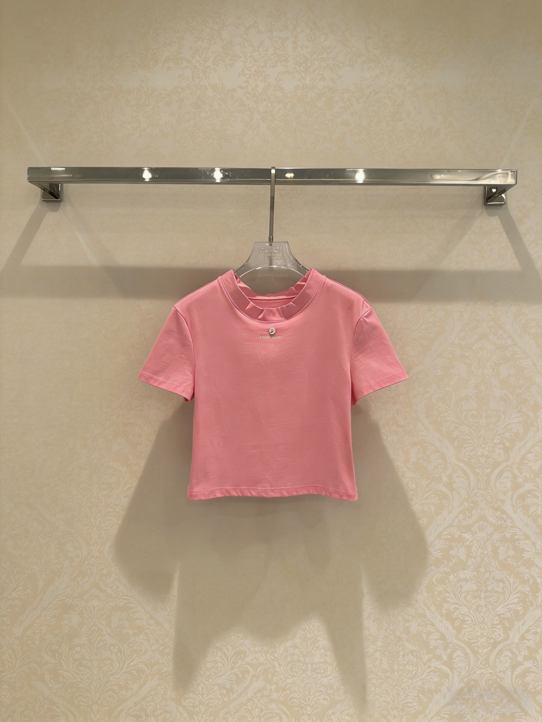 NO:757996,SHUSHUTON wavy lace collar T-shirt, 2026 spring and summer series white wavy lace collar T-shirt, short design, wavy lace on the neckline with super details, red embroidery embellishment on the chest, simple and exquisite, cotton fabric, comfortable and breathable to wear, super suitable for spring and summer, easy to control for daily commuting and leisure, paired with high-waisted pants or skirts, elegant and fashionable!  Size SML,,skirts,tees,t-shirt,19860909SHUSHUTONG波浪花边领T恤,2026春夏系列白色波浪花边领T恤,短款设计,领口波浪花边超有细节感,胸前红色刺绣点缀,简约又精致,棉质面料,穿着舒适透气,春夏季节超适合,日常通勤、休闲都能轻松驾驭,搭配高腰裤或半身裙,优雅又时髦！码数SML,,skirts,tees，t-shirt,,Women's clothing