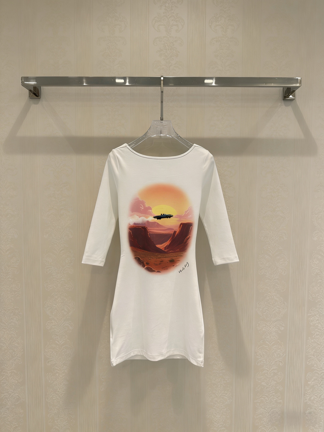 NO:758031,MARKGONG 2026 spring and summer 'Canyon Speed' printed dress, the same style as Lisa, white slim fit + three-quarter sleeves, pink and purple gradient canyon sunset print on the front, romantic and cool, backless swing collar design on the back, modified shoulder and neck lines, showing the waist-hip ratio, sweet and spicy style, the fabric is light and breathable, super suitable for early spring wear, can be easily used for daily outings or parties, fashionable and practical!  Code numberSML,,skirts,19860909MARKGONG 2026春夏“峡谷飞车”印花连衣裙,Lisa同款,白色修身版型+七分袖,正面粉紫渐变峡谷落日印花,浪漫又酷飒,背面露背荡领设计,修饰肩颈线条,展现腰臀比例,甜辣风格满分,面料轻薄透气,早春穿搭超适合,日常出街或派对都能轻松驾驭,时髦又实用！ 码数SML,,skirts,,Women's clothing