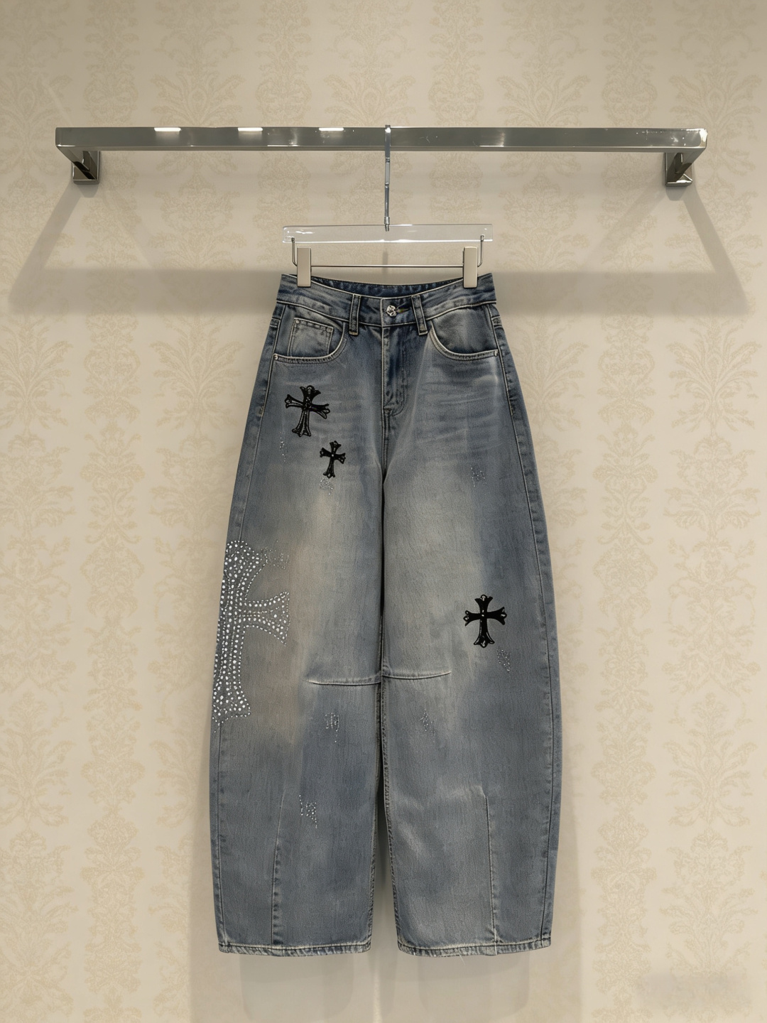NO:759525,Crow Heart Style Cross Rhinestone Jeans, these jeans are Crow Heart style, light blue washed fabric + black cross embroidery and hot rhinestones, full of high street feel, loose straight fit, trousers slightly mopping the floor, showing long legs and comfortable, perfect for daily wear or street style, the cross and rhinestone details are very recognizable, they look great with T-shirts, sweaters, shirts, easily create a personalized look!  Size SML,,chrome hearts,hoodie,sweatshirts,jeans,shirts,tees,t-shirt,19860909克罗心风十字架烫钻牛仔裤,这款牛仔裤是克罗心风格,浅蓝水洗面料+黑色十字架刺绣和烫钻,高街感满满,宽松直筒版型,裤脚微拖地,显腿长又舒适,日常穿搭或街头风都超适合,十字架和烫钻细节超有辨识度,随便搭T恤、卫衣、衬衫都很出彩,轻松打造个性造型！ 码数SML,,chrome hearts,hoodie,sweatshirts,jeans,shirts,tees，t-shirt,,Women's clothing