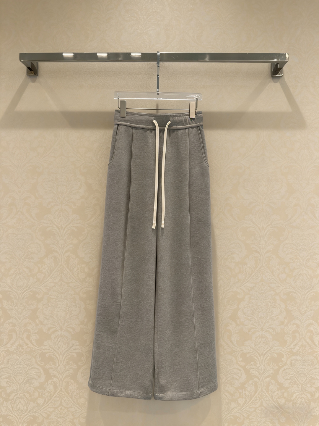 NO:759539,Liegee gray drawstring wide-leg sweatpants, loose straight design, elastic waist + white drawstring, comfortable and practical, soft and breathable fabric, perfect drape, easy to control for daily commuting and leisure, gray versatile, can be worn with sweaters, sweatshirts, shirts, easy to create a lazy and casual style, moderate length, small people can easily wear good proportions, it is a must-have item in the autumn and winter wardrobe!  Size SML,,hoodie,sweatshirts,sweaters,shirts,19860909Liegee灰色抽绳阔腿卫裤,宽松直筒设计,松紧腰+白色抽绳,舒适又实用,面料柔软透气,垂坠感满分,日常通勤、休闲都能轻松驾驭,灰色百搭,随便配毛衣、卫衣、衬衫都OK,轻松打造慵懒随性风,裤长适中,小个子也能轻松穿出好比例,是秋冬衣橱必备单品！码数SML,,hoodie,sweatshirts,sweaters,shirts,,Women's clothing
