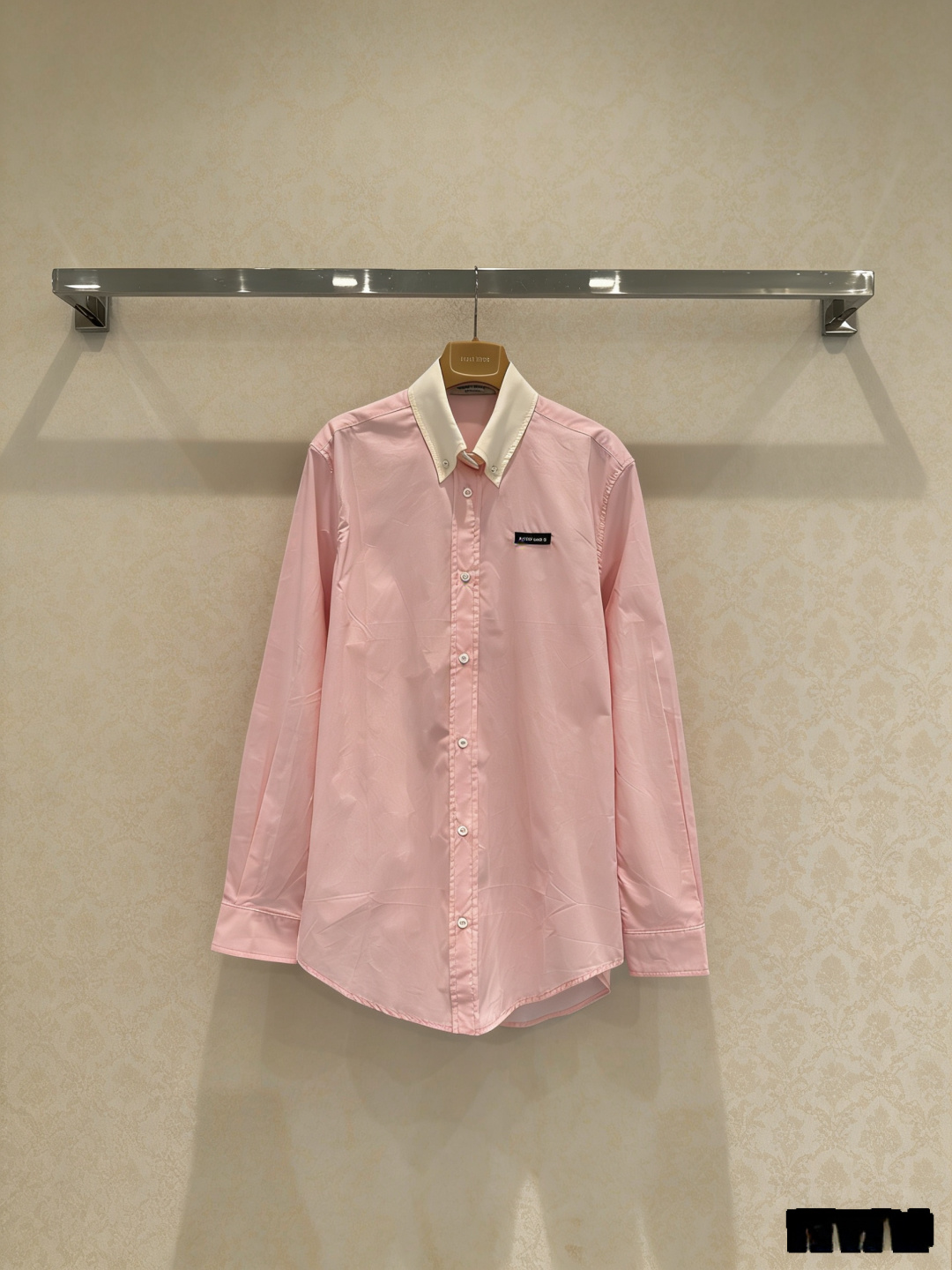 NO:759548,MiuMiu pink splicing collar long-sleeved shirt, this pink splicing collar long-sleeved shirt, the main color is soft pink, the white lapel design is super layered!  Made of pure cotton, it is comfortable and breathable, a must-have in spring and autumn. It is embellished with a black logo on the left chest, simple and detailed, and has a loose fit that accommodates a variety of body types. It is OK to wear alone or layered. It can be easily managed for commuting, leisure, and dating. Pair it with jeans or a skirt, it is gentle and fashionable!  Size SML,,miumiu,skirts,jeans,shirts,19860909MiuMiu粉色拼接领长袖衬衫,这件粉色拼接领长袖衬衫,主色柔和粉,白色翻领设计超有层次感！全棉材质,穿着舒适透气,春秋季节必备,左胸黑色徽标点缀,简约又有细节感,宽松版型,包容多种身材,单穿或叠搭都很OK,通勤、休闲、约会都能轻松驾驭,搭配牛仔裤或半裙,温柔又时髦！码数SML,,miumiu,skirts,jeans,shirts,,Women's clothing