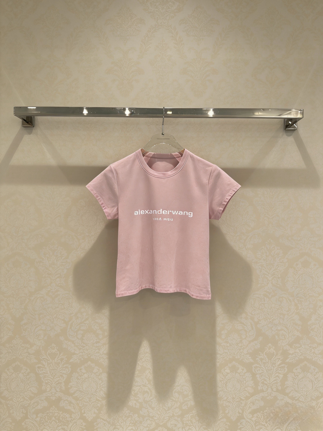 NO:759482,Alexander Wang pink short-sleeved T-shirt, this T-shirt comes from Alexander Wang, cherry blossom pink color + white logo, simple and recognizable, soft and breathable cotton fabric, super comfortable to wear in spring and summer, slim fit, good elasticity, fits the body shape, perfect line sense, low saturation pink is super friendly to yellow skin, brightens skin tone, can be easily used for daily commuting and leisure, looks great with jeans or skirts, sweet and cool style, get size SML,, alexander  wang,skirts,jeans,T-shirt,tees,t-shirt,19860909Alexander Wang粉色短袖T恤,这款T恤来自亚历山大王,樱花粉配色+白色Logo,简约又有辨识度,棉质面料柔软透气,春夏穿超舒服,修身剪裁,弹力好,贴合身形,线条感满分,低饱和粉色对黄皮超友好,提亮肤色,日常通勤、休闲都能轻松驾驭,搭牛仔裤或半裙都很出彩,甜酷风格get 码数SML,,alexander wang,skirts,jeans,T-shirt,tees，t-shirt,,Women's clothing