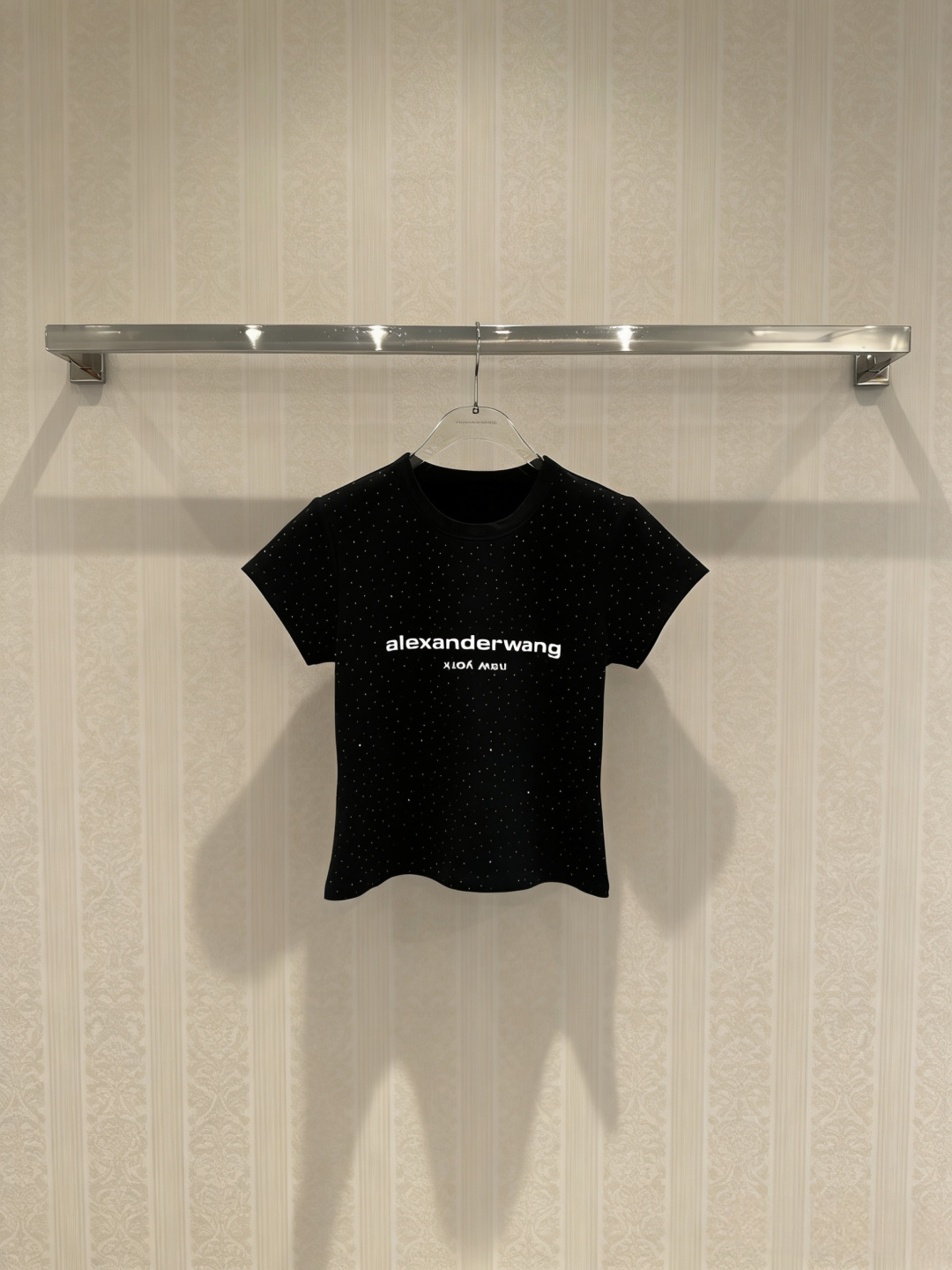 NO:759499,Alexander Wang black short-sleeved T-shirt. This T-shirt comes from Alexander Wang. It has a graphite black color scheme and a white logo. It is simple and recognizable. The cotton fabric is soft and breathable. It is super comfortable to wear in spring and summer. It is slim-fitting and has good elasticity. It fits the body shape and has perfect lines. The low-saturated pink color is super friendly to yellow skin. It brightens the skin tone. It can be easily used for daily commuting and leisure. It goes well with jeans or skirts. It has a sweet and cool style. Get the code number SML., alexander  wang,skirts,jeans,T-shirt,tees,t-shirt,19860909Alexander Wang黑色短袖T恤,这款T恤来自亚历山大王,石墨黑配色+白色Logo,简约又有辨识度,棉质面料柔软透气,春夏穿超舒服,修身剪裁,弹力好,贴合身形,线条感满分,低饱和粉色对黄皮超友好,提亮肤色,日常通勤、休闲都能轻松驾驭,搭牛仔裤或半裙都很出彩,甜酷风格get 码数SML,,alexander wang,skirts,jeans,T-shirt,tees，t-shirt,,Women's clothing