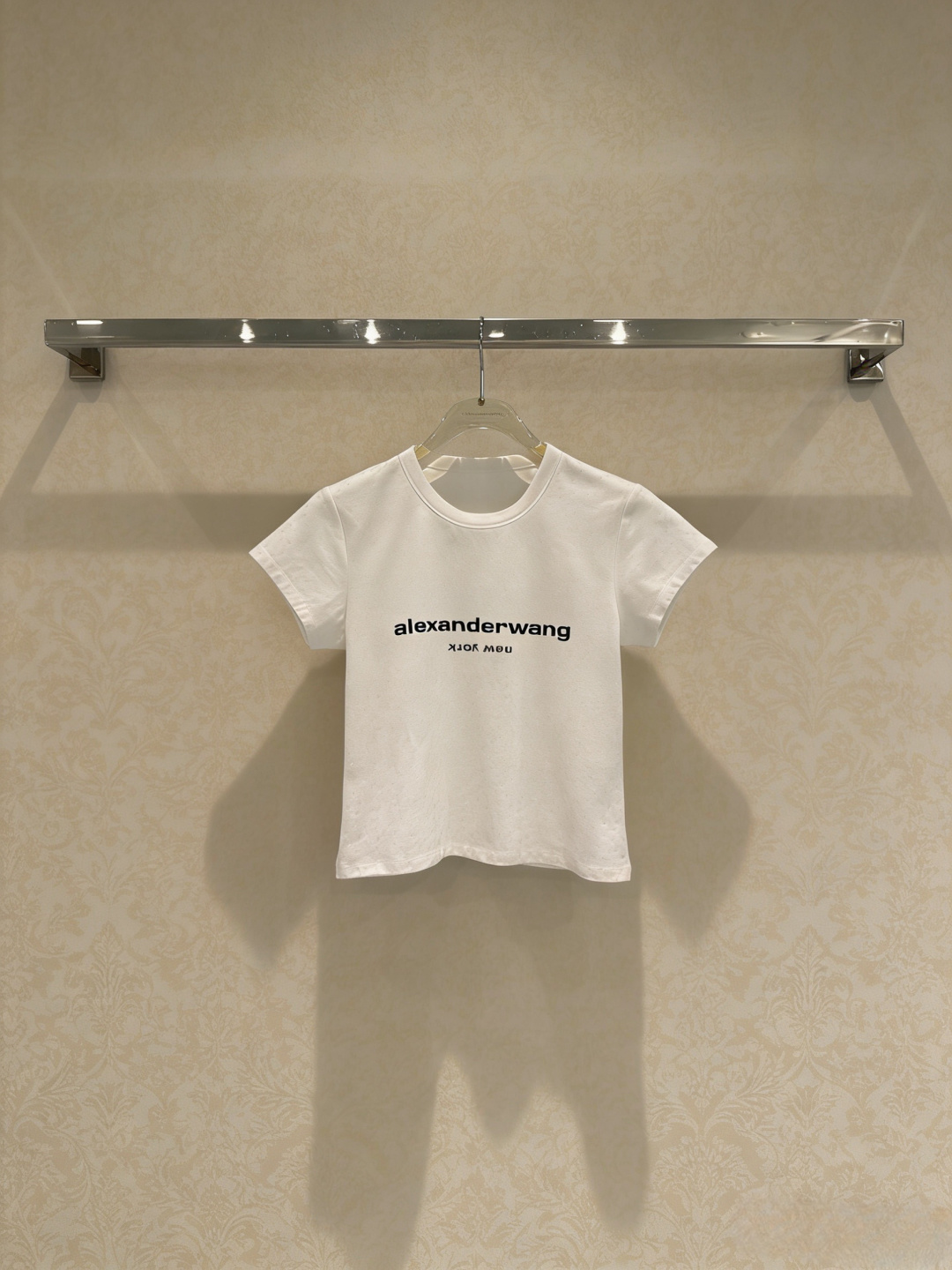 NO:759518,Alexander Wang white short-sleeved T-shirt, this T-shirt comes from Alexander Wang, shell white color + black logo, simple and recognizable, soft and breathable cotton fabric, super comfortable to wear in spring and summer, slim fit, good elasticity, fit the body shape, perfect line sense, low saturation pink is super friendly to yellow skin, brightens skin tone, can be easily used for daily commuting and leisure, looks great with jeans or skirts, sweet and cool style, get size SML,, alexander  wang,skirts,jeans,T-shirt,tees,t-shirt,19860909Alexander Wang白色短袖T恤,这款T恤来自亚历山大王,贝壳白配色+黑色Logo,简约又有辨识度,棉质面料柔软透气,春夏穿超舒服,修身剪裁,弹力好,贴合身形,线条感满分,低饱和粉色对黄皮超友好,提亮肤色,日常通勤、休闲都能轻松驾驭,搭牛仔裤或半裙都很出彩,甜酷风格get 码数SML,,alexander wang,skirts,jeans,T-shirt,tees，t-shirt,,Women's clothing