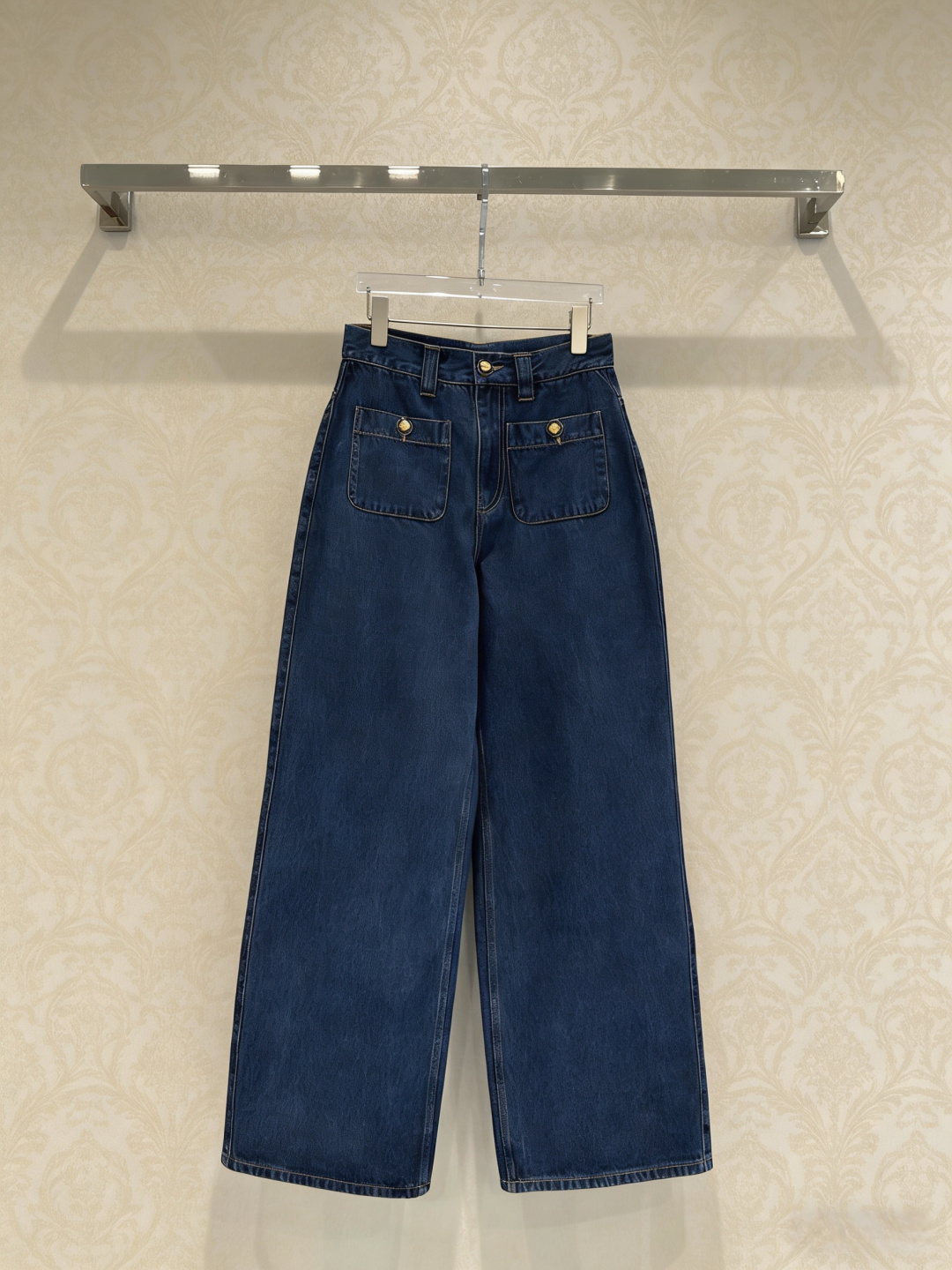 NO:759547,ba&sh French retro wide-leg jeans, these French retro high-waisted wide-leg jeans are made of dark blue cotton fabric, soft and comfortable, with copper-colored buttons + double pocket design for a retro feel. The loose straight fit makes you look slimmer and flatters your legs. It can easily create a French lazy style. It can be worn for daily commuting and leisure. It goes well with sweaters or shirts. It is a practical and fashionable versatile item!  Size SML,,jeans,shirts,19860909ba&sh法式复古阔腿牛仔裤,这款法式复古高腰阔腿牛仔裤,深蓝纯棉面料,柔软舒适,铜色纽扣+双口袋设计超有复古感,宽松直筒版型,显瘦又修饰腿型,轻松打造法式慵懒风,日常通勤、休闲都能穿,搭配针织衫或衬衫都很出彩,是实用又时髦的百搭单品！码数SML,,jeans,shirts,,Women's clothing