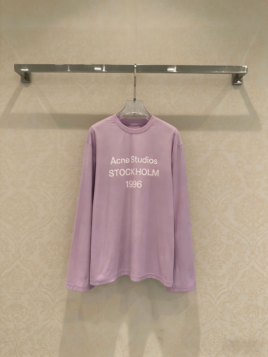 NO:761171,Acne Studios 1996 series lavender purple long-sleeved T-shirt, loose fit + soft cotton, super comfortable to wear, 'STOCKHOLM 1996' on the front, simple and recognizable, lavender purple has low saturation, white and gentle, super versatile in spring and summer ~ whether worn alone or layered with vests and jackets, you can easily create a lazy and casual style, suitable for daily outings or leisure activities, SML,,acne  studios,dior,jackets & coats,tees,t-shirt,19860909Acne Studios 1996系列薰衣草紫长袖T恤,宽松版型+柔软棉质,穿着超舒适,正面“STOCKHOLM 1996”字样,简约又有辨识度,薰衣草紫低饱和度,显白又温柔,春夏穿搭超百搭～无论单穿还是叠搭背心、外套,都能轻松打造慵懒随性风,日常出街或休闲都很适合码数SML,,acne studios,dior,jackets & coats,tees，t-shirt,,Women's clothing