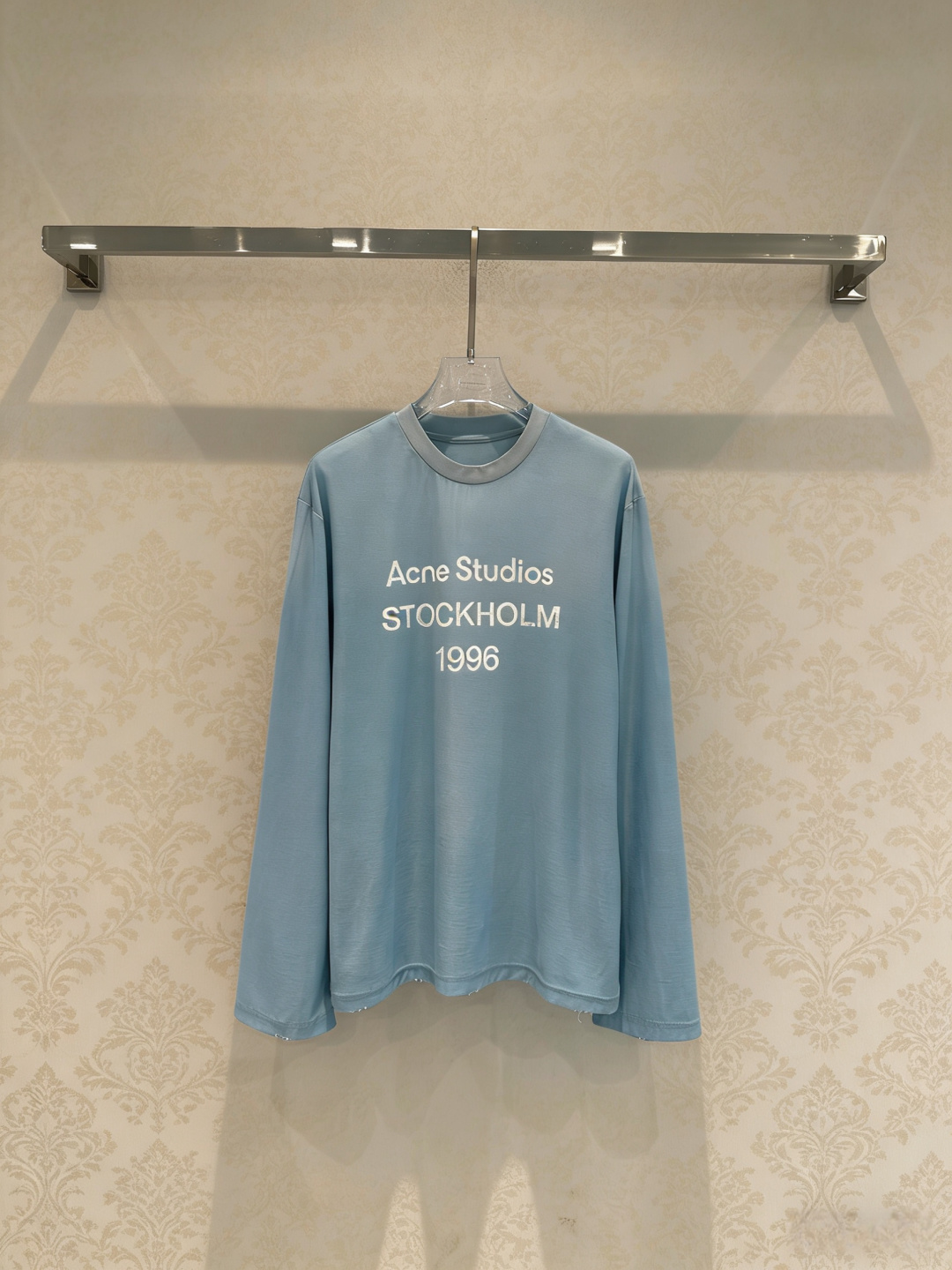 NO:761156,The Acne Studios 1996 series washed blue long-sleeved T-shirt is made of pure cotton with aged washed craftsmanship. It has a full retro feel and the words 'Acne Studios STOCKHOLM 1996' on the front. It is simple and recognizable. It has a loose fit, slightly holes in the cuffs and hem, and a lazy and casual style. It is OK to wear alone or layered in spring and summer. The washed blue tone is refreshing and white, and can be easily used in daily casual and street style. It is one of the brand's classic popular items!  Size SML,acne studios,dior,tees,t-shirt,19860909Acne Studios 1996系列水洗蓝长袖T恤,采用纯棉材质,做旧水洗工艺,复古感满满,正面“Acne Studios STOCKHOLM 1996”字样,简约又有辨识度,宽松版型,袖口和下摆微破洞,慵懒随性风格,春夏单穿或叠搭都很OK,水洗蓝色调清爽显白,日常休闲、街头风都能轻松驾驭,是品牌经典热门单品之一！码数SML,,acne studios,dior,tees，t-shirt,,Women's clothing