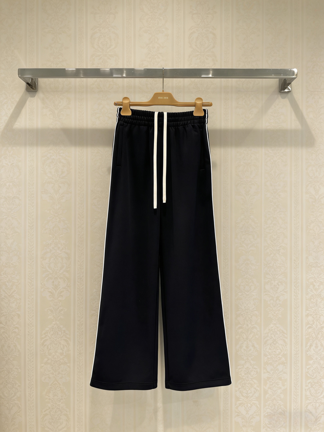 NO:761196,MiuMiu navy blue sports casual pants. These navy blue sports casual pants are designed with a loose straight leg. They are made of light and breathable fabrics. They are super comfortable to wear in summer. They have a white drawstring waist. They are simple and sporty. The nine-point pants are slim and straight, and the pear-shaped body is friendly. They are great at modifying the leg lines. They can be easily paired with a T-shirt or sweater for daily commuting and casual outings. They are comfortable and fashionable. They are a must-have and versatile item in the summer wardrobe!  Size SML,,miumiu,hoodie,sweatshirts,tees,t-shirt,19860909MiuMiu藏蓝色运动休闲裤,这款藏蓝色运动休闲裤采用宽松直筒设计,轻薄透气面料,夏天穿超舒服,白色抽绳腰部,简约又有运动感,九分裤长显瘦显腿直,梨形身材友好,修饰腿部线条超赞,日常通勤、休闲出街都能轻松搭配T恤或卫衣,舒适又时髦,是夏季衣橱必备百搭单品！码数SML,,miumiu,hoodie,sweatshirts,tees，t-shirt,,Women's clothing