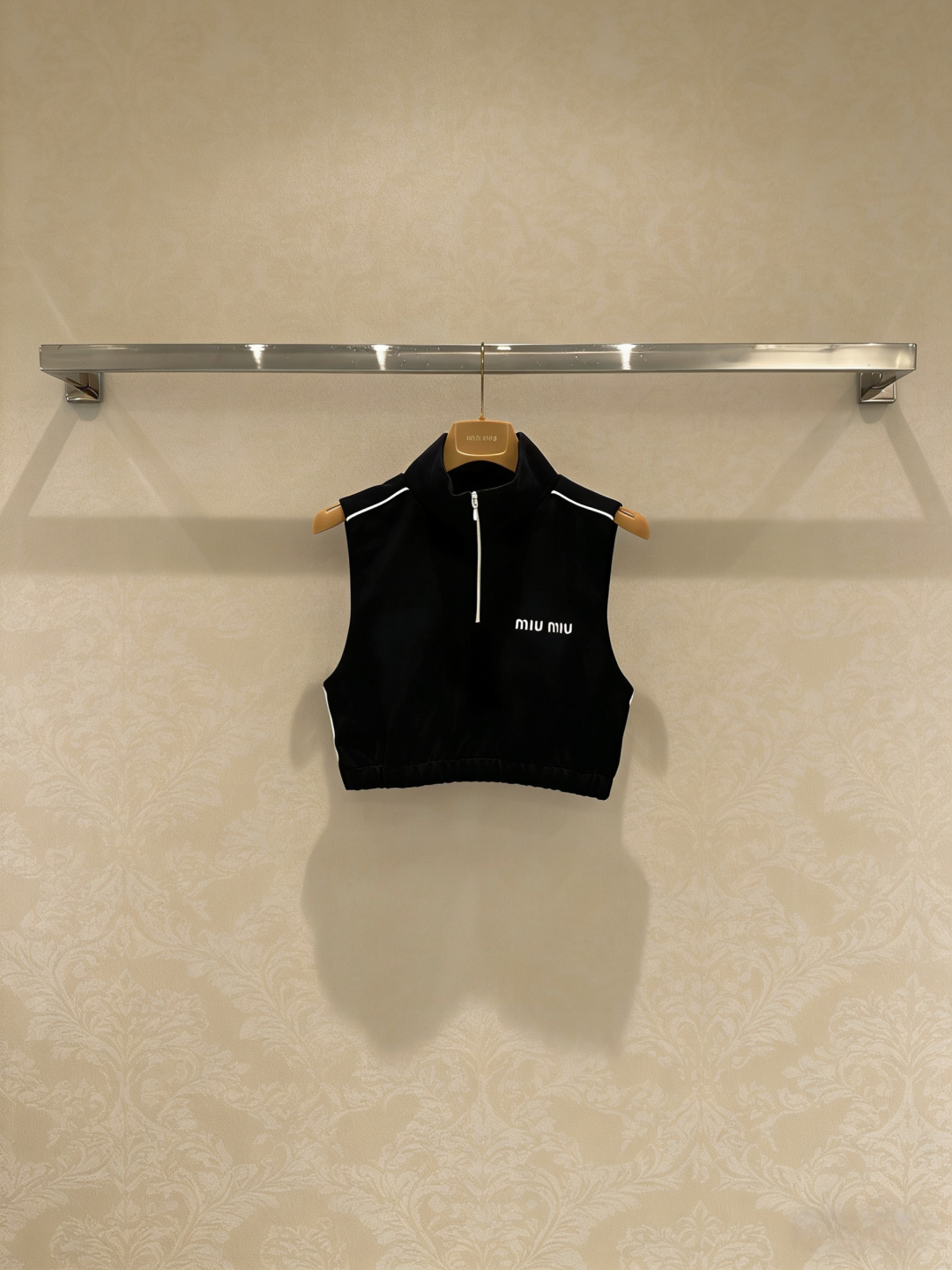 NO:761182,MiuMiu 26SS series knitted sleeveless vest, made of technical jersey fabric, soft and skin-friendly, super comfortable to wear in summer, stand-up collar + half-zipper design, easy to put on and take off with a sense of detail, navy blue white, white hemming and logo are very recognizable, short version to expose the waist, paired with high-waisted pants/skirts, directly flatter the body proportions, sports style mix and match fashion, suitable for daily leisure or light sports, comfortable and fashionable, easily create a dynamic look!  Code numberSML,,miumiu,skirts,19860909MiuMiu 26SS系列针织无袖背心,采用科技平纹针织面料,柔软亲肤,夏天穿超舒服,立领+半拉链设计,穿脱方便又有细节感,藏蓝色显白,白色包边和Logo超有辨识度,截短版型露腰,搭高腰裤/裙,身材比例直接拉满,运动风混搭时尚,日常休闲或轻运动都很适合,舒适又时髦,轻松打造活力造型！码数SML,,miumiu,skirts,,Women's clothing