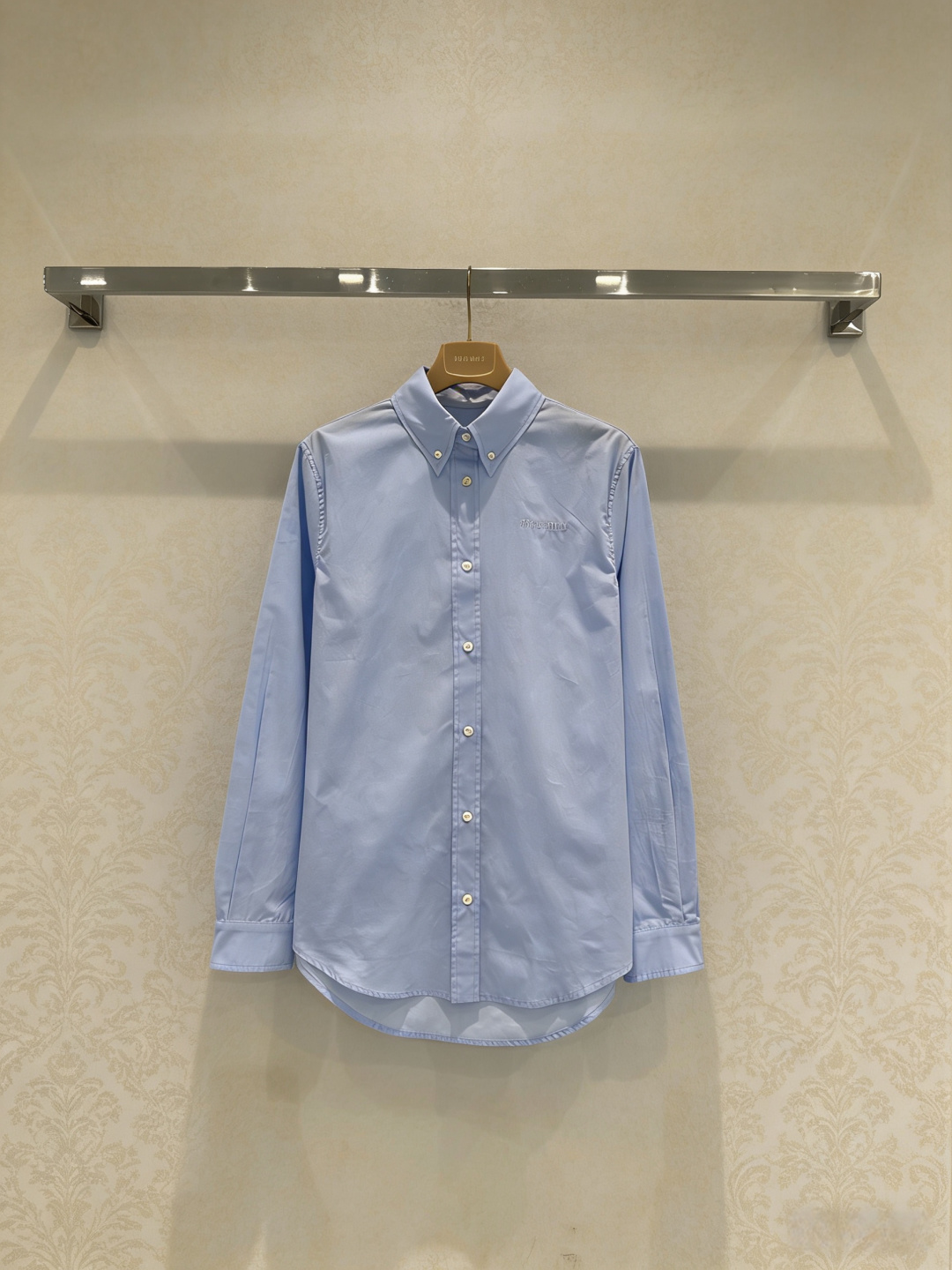 NO:761176,Miu Miu blue long-sleeved shirt, this light blue long-sleeved shirt is made of pure cotton, soft and breathable, super comfortable for daily wear, simple design + logo embroidery on the chest, perfect recognition, loose fit, tolerant of a variety of body types, can be worn alone or layered, easy to switch between Korean sweet or commuting style, light blue tone is fresh and white, a must-have in spring and summer, paired with light-colored trousers or skirts, the gentle atmosphere is easy to create!  Size SML,,miumiu,skirts,shirts,19860909Miu Miu 蓝色长袖衬衫,这款浅蓝色长袖衬衫,采用纯棉,柔软透气,日常穿着超舒适,简约设计+胸前Logo刺绣,辨识度满分,宽松版型,包容多种身材,单穿或叠搭都很OK,轻松切换韩系甜美or通勤风,浅蓝色调清新显白,春夏季节必备,搭配浅色裤装或裙装,温柔氛围感轻松拿捏！码数SML,,miumiu,skirts,shirts,,Women's clothing