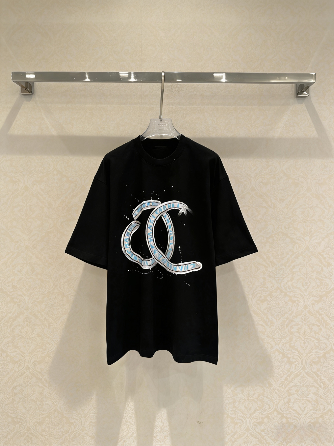 NO:761163,Chanel graffiti letter series short-sleeved T-shirt, black main tone + graffiti letter design, full of street trend!  The 'CC' letter on the front is paired with blue texture and white dotted elements. It is very eye-catching. It is made of high-quality cotton and is comfortable and breathable. It has a loose fit and can be easily worn in daily or street style. It looks great with jeans and overalls, and it is easy to create a personalized outfit!  Size SML,,chanel,jeans,T-shirt,tees,t-shirt,19860909Chanel涂鸦字母系列短袖T恤,黑色主调+涂鸦字母设计,街头潮流感满满！正面“CC”字母搭配蓝色纹理和白色点状元素,视觉超吸睛,高品质棉料,穿着舒适透气,宽松版型,日常或街头风都能轻松驾驭.搭配牛仔裤、工装裤都很出彩,轻松打造个性穿搭！码数SML,,chanel,jeans,T-shirt,tees，t-shirt,,Women's clothing