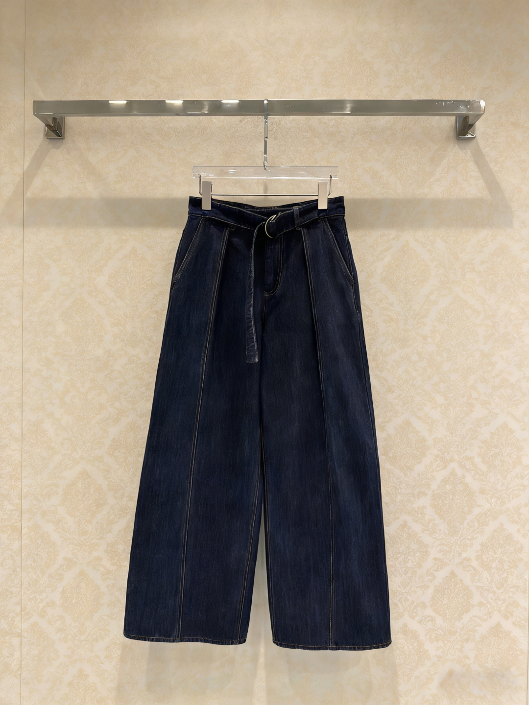 NO:762304,Loewe high-waist drapey wide-leg jeans, high-waist design + dark blue denim fabric, great drape, loose wide-leg version slimming and flattering leg shape, belt design is practical and fashionable, casual and lazy style is easy to hold, the fabric is soft and not easy to fade, can be worn for daily commuting and leisure, it is OK to match sweaters, shirts or sweaters, easy to get retro or street style outfit!  Size SML,,loewe,jeans,sweaters,shirts,19860909Loewe高腰垂感阔腿牛仔裤,高腰设计+深蓝牛仔面料,垂感超赞,宽松阔腿版型显瘦又修饰腿型,腰带设计实用又时髦,随性慵懒风轻松拿捏,面料柔软不易褪色,日常通勤、休闲都能穿,搭配毛衣、衬衫或针织衫都很OK,轻松get复古or街头风穿搭！码数SML,,loewe,jeans,sweaters,shirts,,Women's clothing