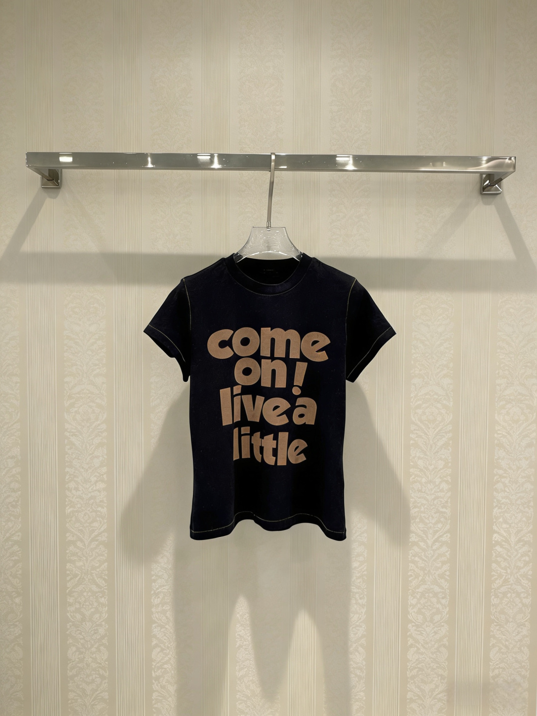 NO:762291,Short Sentence 2026 spring and summer series letter T-shirt, white cotton and linen blended fabric, breathable and comfortable, slim round neck design, red topstitch embellishment, full of details, the slogan 'come on! live a little' on the chest is inspired by the movie 'Spring is not a day to study', conveying the attitude of impromptu running away and enjoying life, versatile style, easily create the 80s retro casual style, super stylish for daily wear!  Code number SML,,tees,t-shirt,19860909Short Sentence 2026春夏系列字母T恤,白色棉麻混纺面料,透气舒适,修身圆领设计,红色明线点缀,细节满分,胸前“come on! live a little”标语灵感来自电影《春天不是读书天》,传递即兴出走、享受生活的态度,百搭款,轻松打造80年代复古休闲风,日常穿搭超有范儿！码数SML,,tees，t-shirt,,Women's clothing