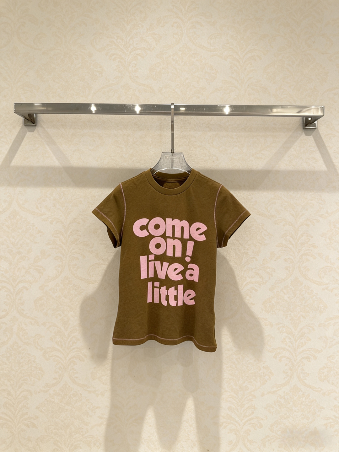 NO:762285,Short Sentence 2026 spring and summer series letter T-shirt, white cotton and linen blended fabric, breathable and comfortable, slim round neck design, red topstitch embellishment, full of details, the slogan 'come on! live a little' on the chest is inspired by the movie 'Spring is not a day to study', conveying the attitude of impromptu running away and enjoying life, versatile style, easily create the 80s retro casual style, super stylish for daily wear!  Code number SML,,tees,t-shirt,19860909Short Sentence 2026春夏系列字母T恤,白色棉麻混纺面料,透气舒适,修身圆领设计,红色明线点缀,细节满分,胸前“come on! live a little”标语灵感来自电影《春天不是读书天》,传递即兴出走、享受生活的态度,百搭款,轻松打造80年代复古休闲风,日常穿搭超有范儿！码数SML,,tees，t-shirt,,Women's clothing