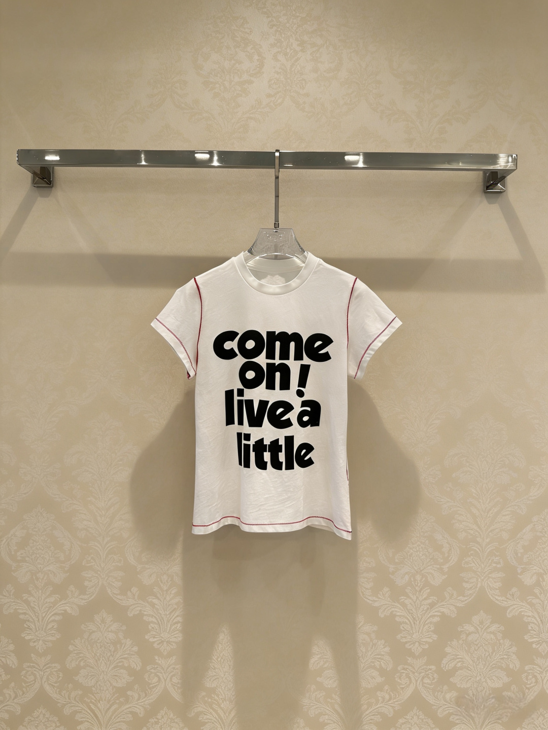NO:762308,Short Sentence 2026 spring and summer series letter T-shirt, white cotton and linen blended fabric, breathable and comfortable, slim round neck design, red topstitch embellishment, full of details, the slogan 'come on! live a little' on the chest is inspired by the movie 'Spring is not a day to study', conveying the attitude of impromptu running away and enjoying life, versatile style, easily create the 80s retro casual style, super stylish for daily wear!  Code number SML,,tees,t-shirt,19860909Short Sentence 2026春夏系列字母T恤,白色棉麻混纺面料,透气舒适,修身圆领设计,红色明线点缀,细节满分,胸前“come on! live a little”标语灵感来自电影《春天不是读书天》,传递即兴出走、享受生活的态度,百搭款,轻松打造80年代复古休闲风,日常穿搭超有范儿！码数SML,,tees，t-shirt,,Women's clothing