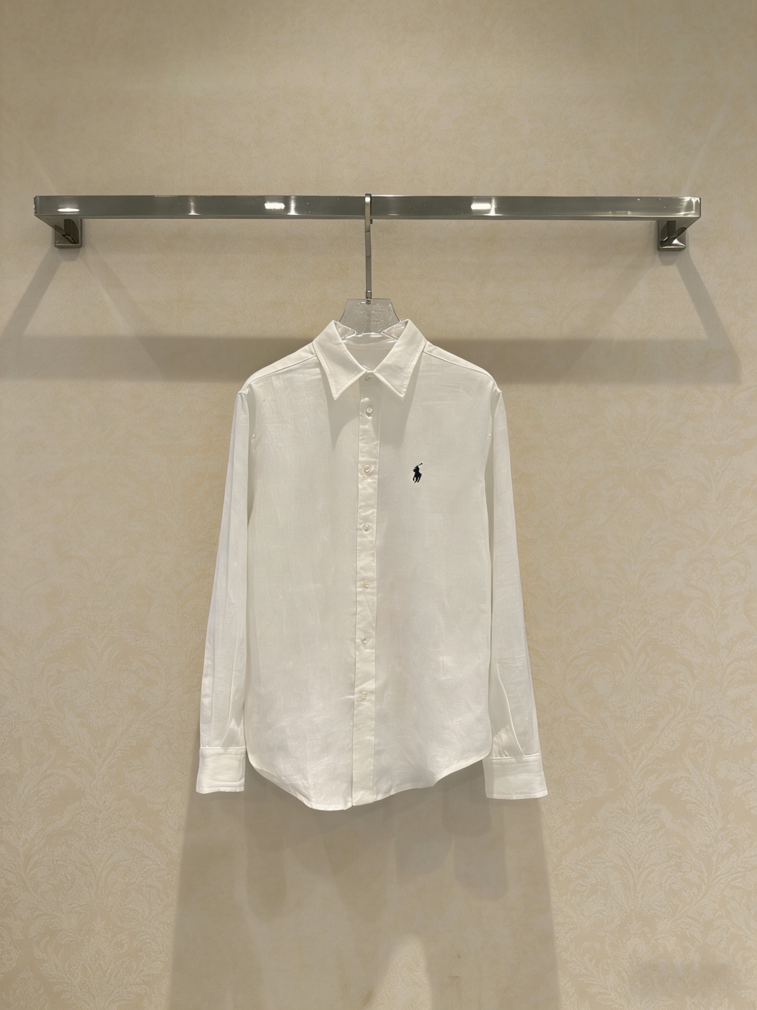 NO:762309,Ralph Lauren women's linen white shirt, linen material, washed treatment, light, soft and breathable, super comfortable to wear in spring and summer, classic long sleeves + pony embroidery, full of details, loose fit, can be worn alone or layered, can be easily managed for commuting and leisure, linen has natural drape, wearing 'old money style' relaxed feeling, low-key and high-end, it is a must-have and versatile item in the wardrobe!  Code number SML,,shirts,19860909拉夫劳伦女士亚麻白衬衫,亚麻材质,水洗处理,轻盈柔软又透气,春夏穿超舒服,经典长袖+小马刺绣,细节满分,宽松版型,单穿or内搭都OK,通勤休闲都能轻松驾驭,亚麻自带自然垂感,穿出“老钱风”松弛感,低调又高级,是衣橱必备百搭单品！码数SML,,shirts,,Women's clothing