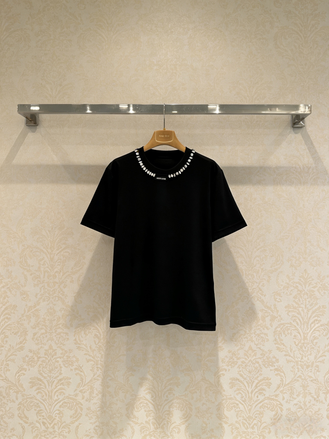 NO:762303,Chanel black beaded round neck short-sleeved T-shirt, this black beaded round-neck short-sleeved T-shirt has a simple design + beaded collar, full of sophistication, pure cotton material is soft and breathable, super comfortable to wear in summer, loose shoulder shape, slim and versatile, easy to manage for commuting and leisure, beaded details make the whole more layered, looks great with jeans or skirts, easy to get a high-end look, both design and practicality, a must-have for your daily wardrobe!  Size SML,,chanel,skirts,jeans,T-shirt,tees,t-shirt,19860909Chanel黑色钉珠圆领短袖T恤,这款黑色钉珠圆领短袖T恤,简约设计+领口钉珠,精致感满满,纯棉材质柔软透气,夏天穿超舒服,正肩宽松版型,显瘦又百搭,通勤休闲都能轻松驾驭,钉珠细节让整体更有层次,搭配牛仔裤或半裙都很出彩,轻松get高级感穿搭,设计感与实用性兼具,日常衣橱必备！码数SML,,chanel,skirts,jeans,T-shirt,tees，t-shirt,,Women's clothing