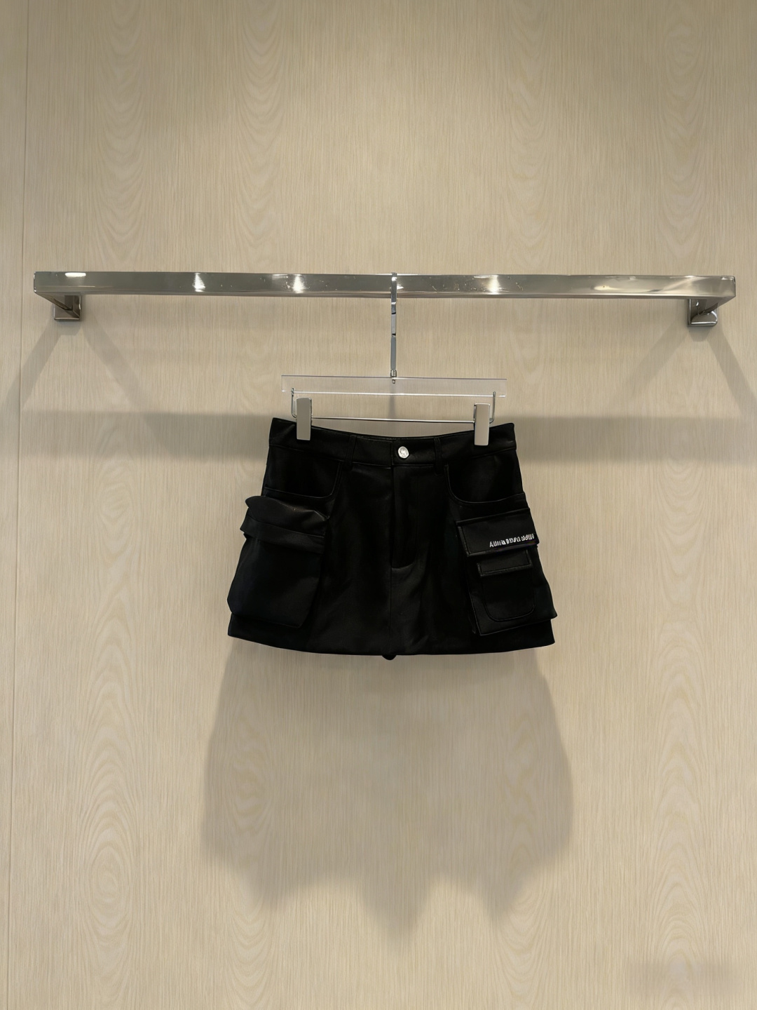 NO:762292,ANN ANDELMAN 2026 spring and summer new leather work shorts, these leather work shorts are made of black PU material, full of luster, super stylish work style design, large pockets on both sides + brand embroidery, practical and recognizable, high waist tailoring to modify the waistline, paired with a short top or sweater, you can easily choose between sweet and cool or neutral style, suitable for daily outings and parties, fashionable and comfortable, easy to create a personalized outfit!  Code numberSML,,shorts,19860909ANN ANDELMAN2026春夏新款皮质工装短裤,这款皮质工装短裤,黑色PU材质,光泽感满满,工装风设计超有型,两侧大口袋+品牌刺绣,实用又有辨识度,高腰剪裁修饰腰线,搭配短上衣或针织衫,甜酷or中性风都能轻松拿捏,日常出街、聚会都很适合,时尚又舒适,轻松打造个性穿搭！码数SML,,shorts,,Women's clothing