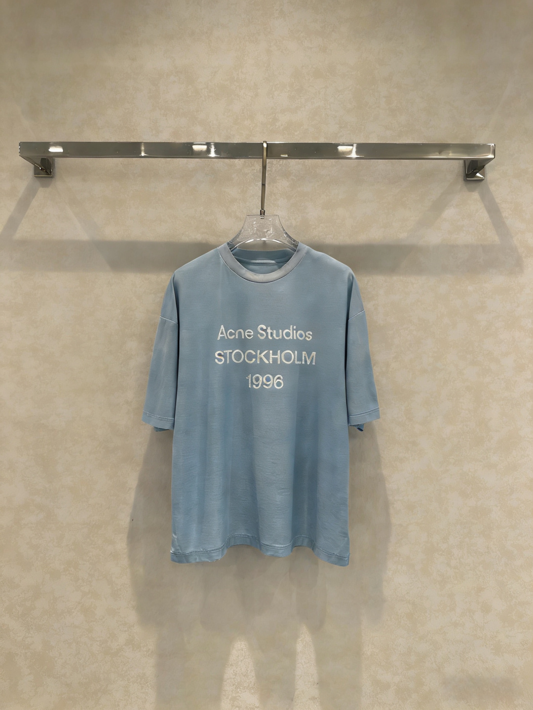 NO:762297,Acne Studios 1996 series washed blue short-sleeves, made of pure cotton, soft and comfortable, super refreshing for summer, loose fit + distressed washed process, brushed collar, faded hem, full of retro feel, 'Acne Studios STOCKHOLM 1996' on the front, simple and recognizable, washed blue tone whitening and healing, can be easily used in daily casual or minimalist style, it is a must-have and versatile item for summer wardrobe!  Size SML,,acne studios,dior,T-shirt,19860909Acne Studios 1996系列水洗蓝短袖,采用纯棉材质,柔软舒适,夏天穿超清爽,宽松版型+做旧水洗工艺,领口磨毛、衣摆褪色,复古感满满,正面“Acne Studios STOCKHOLM 1996”字样,简约又有辨识度,水洗蓝色调显白又治愈,日常休闲或极简风都能轻松驾驭,是夏季衣橱必备百搭单品！码数SML,,acne studios,dior,T-shirt,,Women's clothing