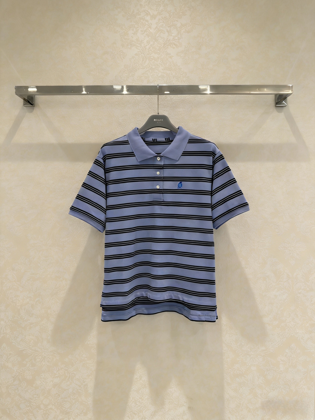 NO:762289,Prada's new 2026 spring and summer lapel striped Polo shirt, this striped Polo shirt, with black stripes on a blue background, is full of college style. The brand embroidery on the left chest is very recognizable. Made of cotton fabric, it is comfortable and breathable to wear. It has a loose silhouette + shoulder pad design, modifies the head and shoulder ratio, and easily creates a right-angle shoulder effect. It can be easily controlled for daily commuting and leisure. It goes well with skirts or jeans. A must-have for stripes and college style!  Code numberSML,,prada,skirts,jeans,19860909Prada2026春夏新款翻领条纹Polo衫,这款条纹Polo衫,蓝底黑条纹,学院风满满,左胸品牌刺绣超有辨识度,棉质面料,穿着舒适透气,宽松廓形+垫肩设计,修饰头肩比例,轻松打造直角肩效果,日常通勤、休闲都能轻松驾驭,搭配半裙或牛仔裤都很OK,条纹控和学院风必入！码数SML,,prada,skirts,jeans,,Women's clothing