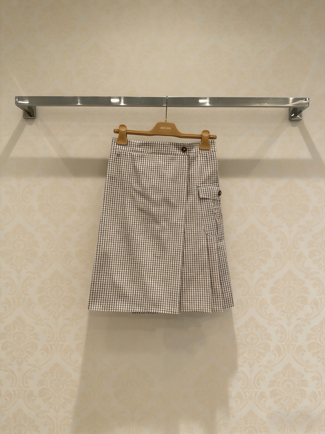 NO:762286,MiuMiu 2026 spring and summer new plaid pleated skirt, this plaid pleated skirt has a classic plaid design, retro and fashionable, soft and comfortable fabrics, super friendly for daily wear, pleated skirt + belt details, modified waistline, slimming and taller, especially suitable for little girls, practical and beautiful side pockets, can be easily controlled for commuting, class, and dating. Paired with a jacket or bottoming shirt of the same color, you can easily get a gentle schoolgirl style, perfect temperament!  Size SML,,miumiu,skirts,jackets & coats,19860909MiuMiu2026春夏新款格纹百褶裙,这款格纹百褶裙,经典格纹设计,复古又时髦,面料柔软舒适,日常穿搭超友好,百褶裙摆+腰带细节,修饰腰线,显瘦又显高,特别适合小个子女生,侧边口袋实用又美观,通勤、上课、约会都能轻松驾驭,搭配同色系外套或打底衫,轻松get温柔学姐风,气质满分！码数SML,,miumiu,skirts,jackets & coats,,Women's clothing