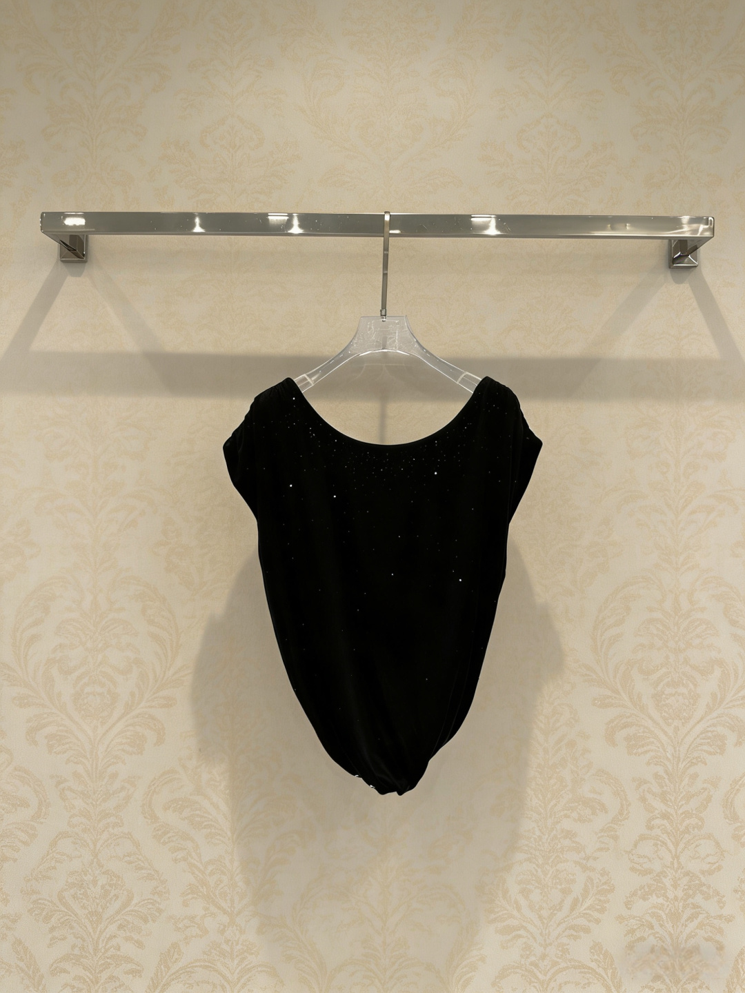 NO:790169,Black sloping shoulder short-sleeved T-shirt. This black sloping shoulder short-sleeved T-shirt has a slim design and a bateau collar that exposes the collarbone. It is sexy and fashionable. The fabric is close to the skin and elastic. It is super comfortable to wear in summer. The sloping shoulder design can be switched between the bateau collar or regular wear. It goes well with denim skirts and high-waisted pants. It can be easily controlled for commuting, dating, and daily life. The black color is versatile and slimming, and it is full of design. It is a must-have item in the summer wardrobe!  Size SML,,skirts,T-shirt,tees,t-shirt,19860909黑色斜肩短袖T恤,这款黑色斜肩短袖T恤,修身设计+一字领露锁骨,性感又时髦,面料贴肤有弹性,夏天穿超舒服,斜肩设计还能随意切换一字领或常规穿法,搭配牛仔裙、高腰裤都很出彩,通勤、约会、日常都能轻松驾驭,黑色百搭显瘦,设计感满满,是夏季衣橱必备单品！码数SML,,skirts,T-shirt,tees，t-shirt,,Women's clothing