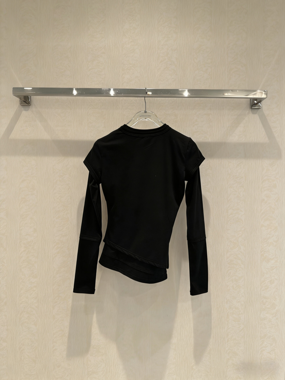 NO:790165,Alexander Wang three-color slim long-sleeved T-shirt. This white slim-fit long-sleeved T-shirt has a simple round neck design. It fits the body shape and shows off your curves. The fabric is soft and comfortable, and has good breathability. It is suitable for daily or sports wear. The small chest pocket is embellished, which is practical and design. The cuffs and hem are detailed and full of layers. It goes well with jeans or sports pants. It can easily switch between casual or sports style. It is a must-have for early autumn!  Code number SML,,alexander wang,jeans,tees,t-shirt,19860909亚历山大王三色修身长袖T恤,这款白色修身长袖T恤,简约圆领设计,贴合身形,展现曲线美,面料柔软舒适,透气性好,适合日常或运动穿搭,胸前小口袋点缀,实用又有设计感,袖口和下摆细节处理,层次感满满,搭配牛仔裤或运动裤都很OK,轻松切换休闲or运动风,早秋穿搭必备！码数SML,,alexander wang,jeans,tees，t-shirt,,Women's clothing