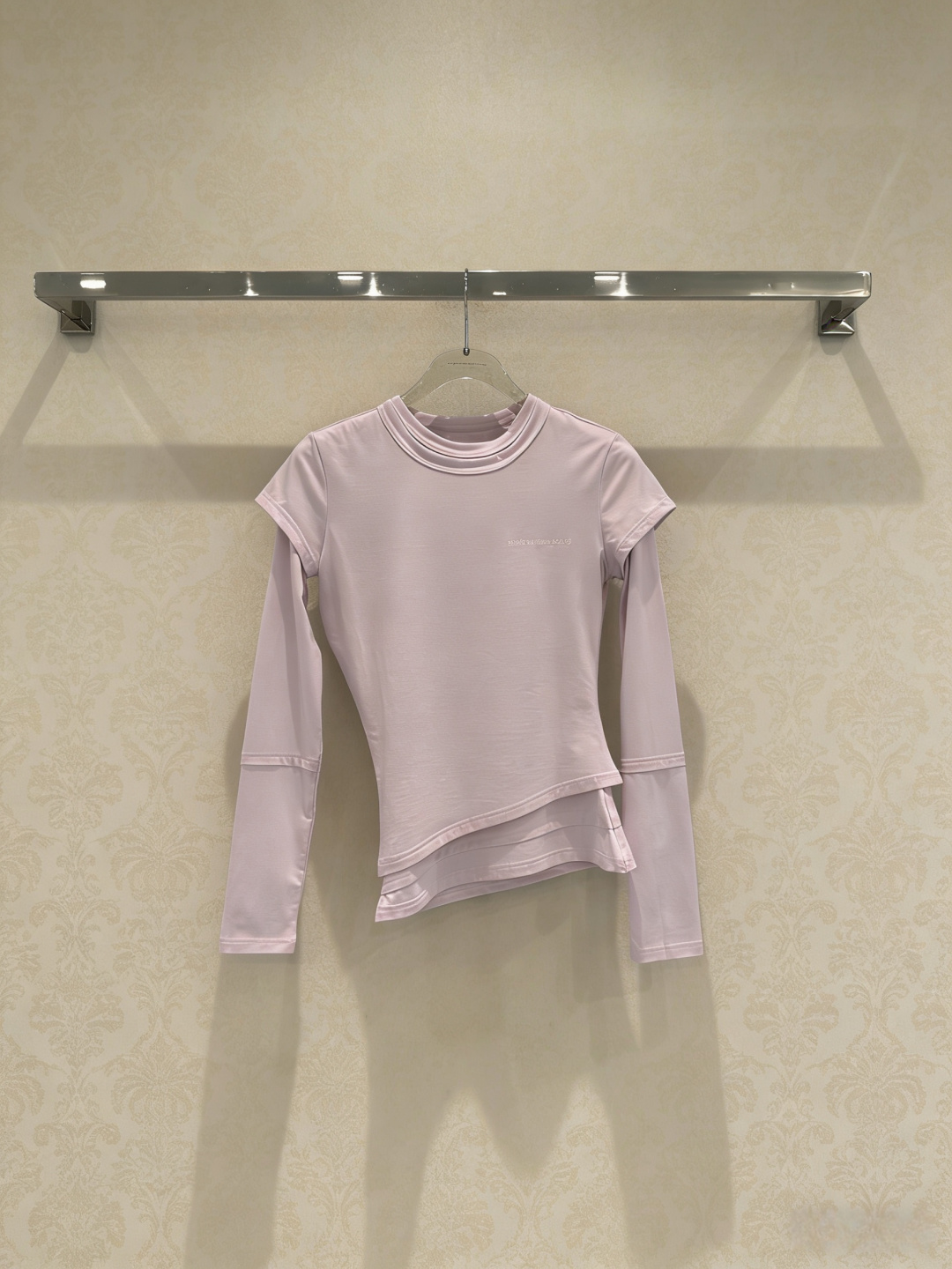 NO:790161,Alexander Wang three-color slim long-sleeved T-shirt. This white slim-fit long-sleeved T-shirt has a simple round neck design. It fits the body shape and shows off your curves. The fabric is soft and comfortable, and has good breathability. It is suitable for daily or sports wear. The small chest pocket is embellished, which is practical and design. The cuffs and hem are detailed and full of layers. It goes well with jeans or sports pants. It can easily switch between casual or sports style. It is a must-have for early autumn!  Code number SML,,alexander wang,jeans,tees,t-shirt,19860909亚历山大王三色修身长袖T恤,这款白色修身长袖T恤,简约圆领设计,贴合身形,展现曲线美,面料柔软舒适,透气性好,适合日常或运动穿搭,胸前小口袋点缀,实用又有设计感,袖口和下摆细节处理,层次感满满,搭配牛仔裤或运动裤都很OK,轻松切换休闲or运动风,早秋穿搭必备！码数SML,,alexander wang,jeans,tees，t-shirt,,Women's clothing