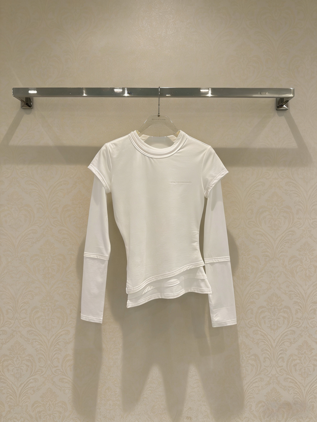NO:790157,Alexander Wang three-color slim long-sleeved T-shirt. This white slim-fit long-sleeved T-shirt has a simple round neck design. It fits the body shape and shows off your curves. The fabric is soft and comfortable, and has good breathability. It is suitable for daily or sports wear. The small chest pocket is embellished, which is practical and design. The cuffs and hem are detailed and full of layers. It goes well with jeans or sports pants. It can easily switch between casual or sports style. It is a must-have for early autumn!  Code number SML,,alexander wang,jeans,tees,t-shirt,19860909亚历山大王三色修身长袖T恤,这款白色修身长袖T恤,简约圆领设计,贴合身形,展现曲线美,面料柔软舒适,透气性好,适合日常或运动穿搭,胸前小口袋点缀,实用又有设计感,袖口和下摆细节处理,层次感满满,搭配牛仔裤或运动裤都很OK,轻松切换休闲or运动风,早秋穿搭必备！码数SML,,alexander wang,jeans,tees，t-shirt,,Women's clothing