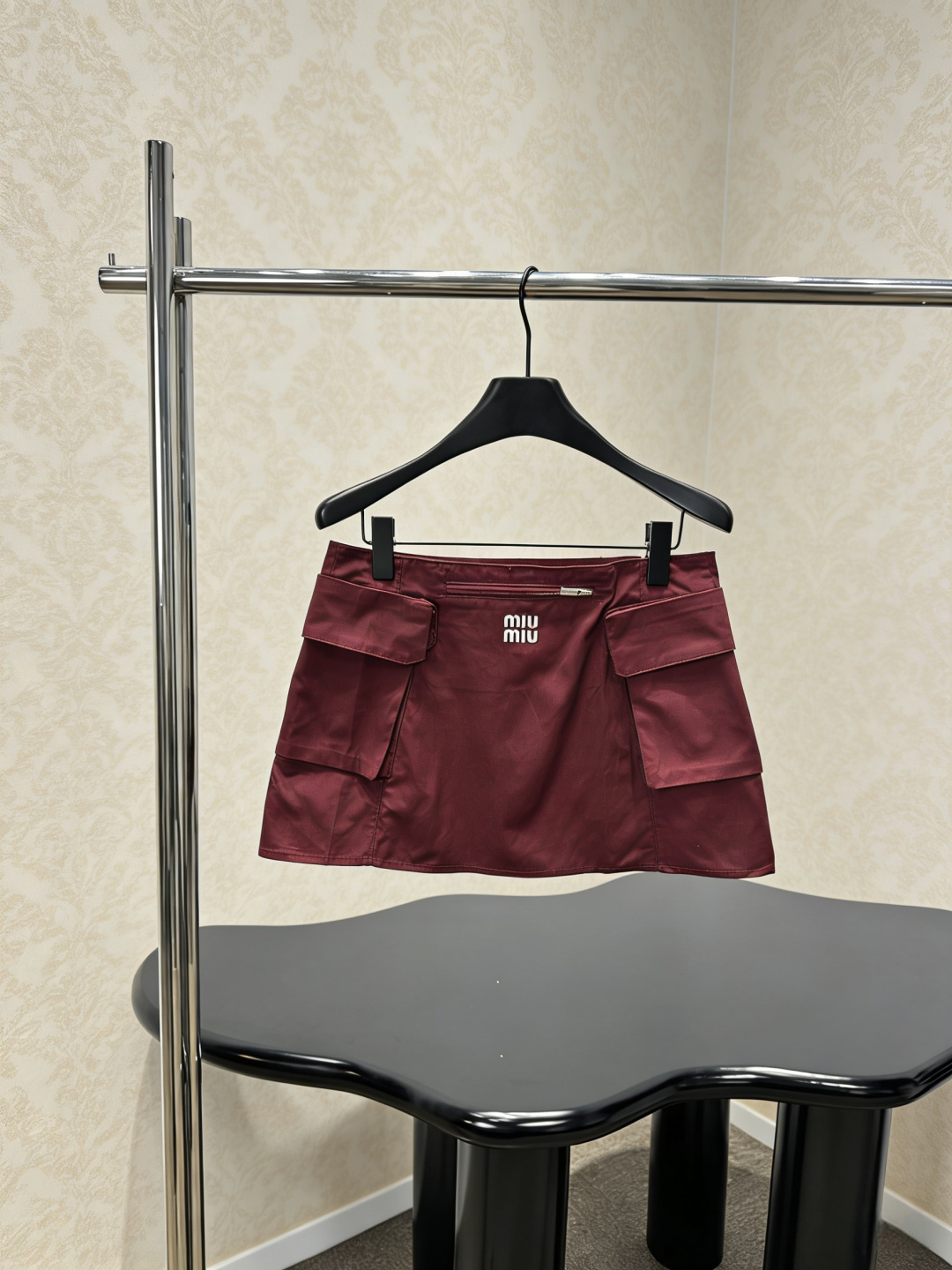 NO:790172,MiuMiu 2026 early spring series burgundy workwear skirt, made of lightweight and durable nylon fabric, large pockets on both sides + front zipper pocket, practical and stylish, 'Miu Miu' embroidery on the front, perfect brand recognition, short cut, paired with a vest, sweater or jacket, you can easily create a retro hot girl style or workwear style, perfect for daily outings, parties, and photo shoots!  Size SML,,miumiu,hoodie,sweatshirts,skirts,jackets & coats,19860909MiuMiu 2026早春系列酒红色工装半裙,采用轻便耐用尼龙面料,两侧大口袋+正面拉链口袋,实用又有设计感,正面“Miu Miu”刺绣,品牌辨识度满分,短款剪裁,搭配马甲、卫衣或外套,轻松打造复古辣妹风或工装风,日常出街、聚会、拍照都超出片！码数SML,,miumiu,hoodie,sweatshirts,skirts,jackets & coats,,Women's clothing