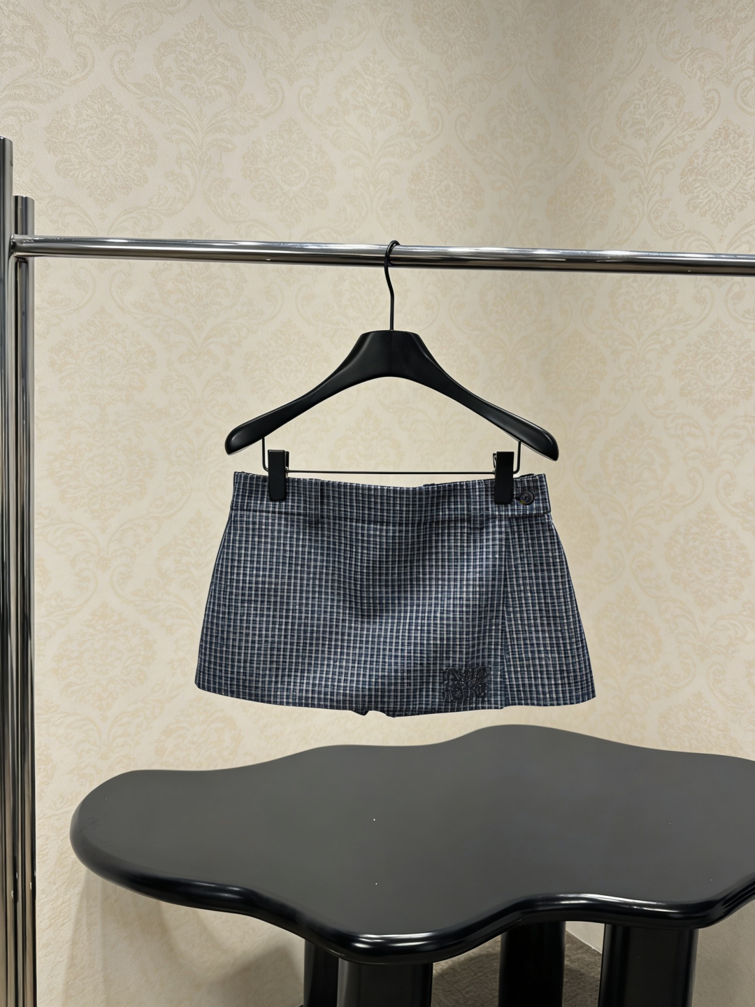 NO:790853,MiuMiu 2026 early spring series plaid skirt shorts, classic dark plaid + low-waist design, retro and fashionable, high-quality fabrics, comfortable to wear, easy to control in daily life or activities, the skirt cut is both beautiful and practical, paired with a shirt or knitted top, you can easily get an elegant and casual style, suitable for sisters who pursue fashion quality!  Size SML,,miumiu,skirts,shorts,shirts,19860909MiuMiu 2026早春系列格纹半身裙式短裤,经典深色格纹+低腰设计,复古又时髦,高品质面料,穿着舒适,日常或活动都能轻松驾驭,裙式剪裁兼具美观与实用,搭配衬衫或针织上衣,轻松get优雅休闲风,适合追求时尚品质的姐妹们！码数SML,,miumiu,skirts,shorts,shirts,,Women's clothing