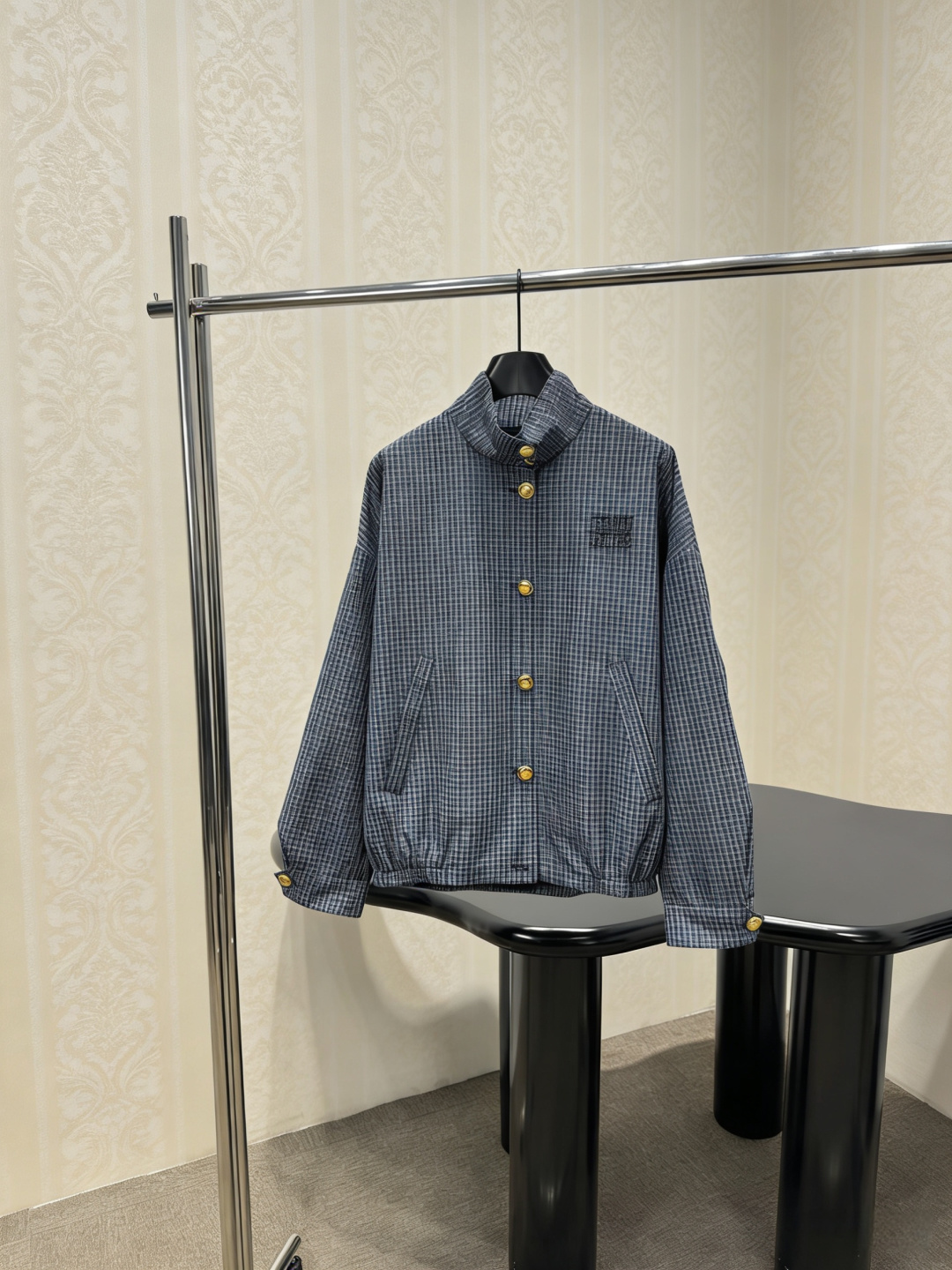NO:790847,MiuMiu 2026 spring and summer series plaid stand-collar jacket, blue and gray fine plaid design, full of retro college style, high-quality cotton fabric, soft and skin-friendly, loose fit and super casual, imitation metal buttons + brand embroidery on the chest, full of details, can be worn alone or layered, and can be easily switched with jeans, skirts, and overalls. It is a must-have and versatile item in the early spring wardrobe!  Size SML,,miumiu,skirts,jeans,jackets & coats,19860909MiuMiu2026春夏系列格纹立领夹克,蓝灰细格纹设计,复古学院风满满,高品质棉质面料,柔软亲肤,宽松版型超显随性,仿金属纽扣+胸前品牌刺绣,细节感拉满,单穿或叠穿都很OK,搭配牛仔裤、短裙、工装裤都能轻松切换风格,是早春衣橱必备百搭单品！码数SML,,miumiu,skirts,jeans,jackets & coats,,Women's clothing