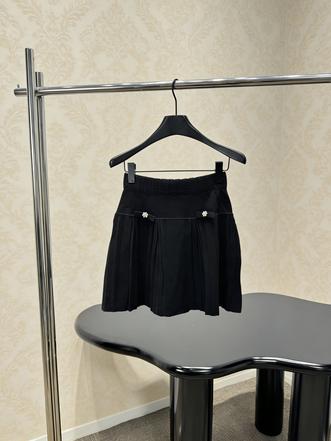 NO:790870,MiuMiu black knitted short-sleeved pleated skirt, high-waisted design + three-dimensional pleats, bows and diamond-encrusted buttons, full of sophistication. The knitted fabric is soft and elastic, comfortable and slim to wear. The pleated skirt modifies the leg shape. It is both elegant and playful. It can be easily controlled for daily commuting, dating and leisure. Pair it with a knitted top or a small fragrant jacket. You can switch between college style or retro style at will, practical and fashionable!  Size SML set,,miumiu,skirts,jackets & coats,T-shirt,19860909MiuMiu黑色针织短袖加百褶裙,高腰设计+立体褶皱,蝴蝶结和镶钻纽扣点缀,精致感满满,针织面料柔软有弹性,穿着舒适又显瘦,百褶裙摆修饰腿型,优雅俏皮兼具,日常通勤、约会、休闲都能轻松驾驭,搭配针织上衣或小香风外套,学院风or复古风随心切换,实用又时髦！ 码数SML 一套,,miumiu,skirts,jackets & coats,T-shirt,,Women's clothing