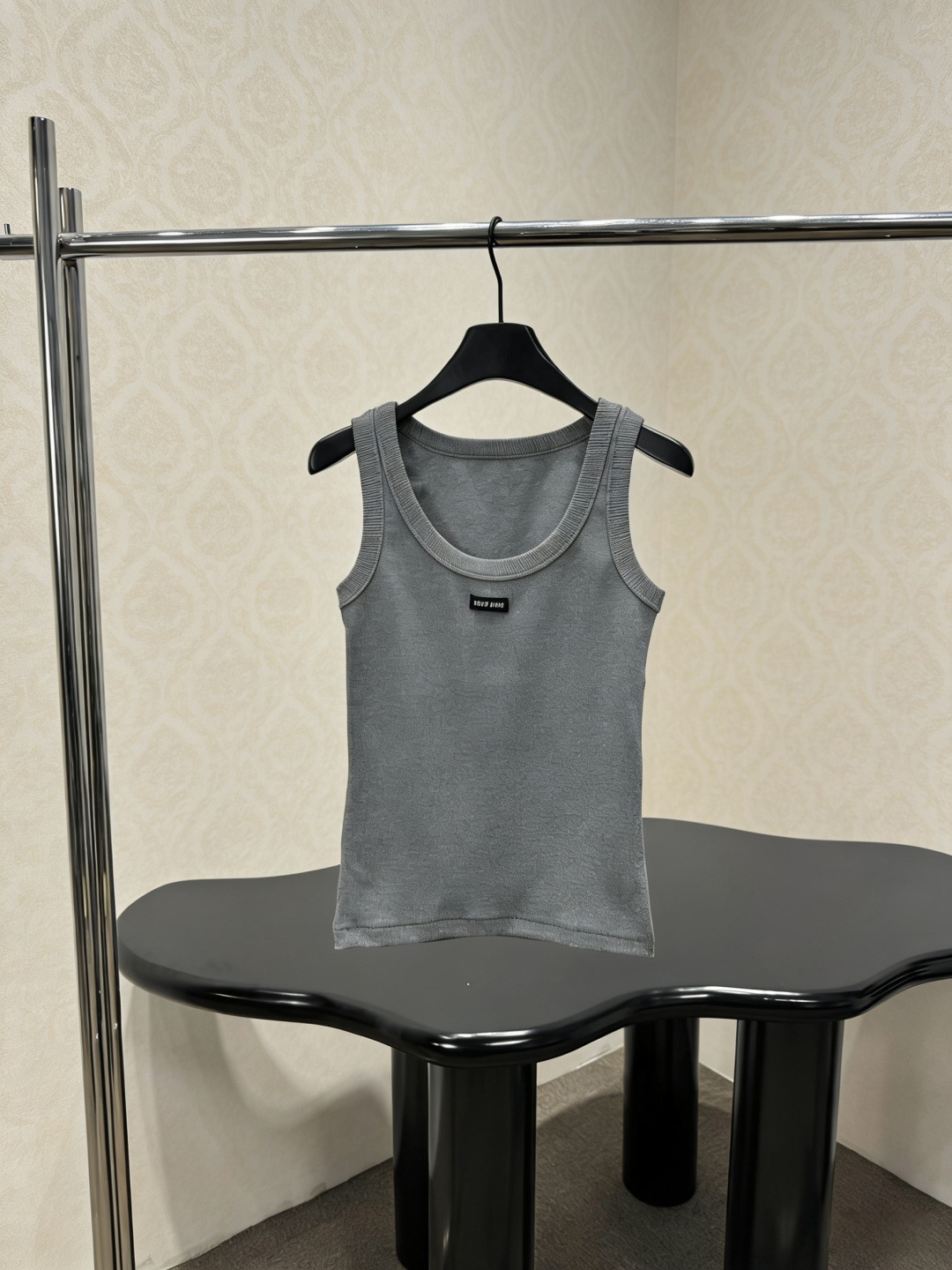 NO:790861,MiuMiu gray cotton vest, vertical grooved stripe texture design, soft cotton fabric, comfortable and breathable, wavy lace on the collar, cuffs and hem + chest logo, full of retro literary feel, regular fit, good elasticity, suitable for all body types, gray and versatile, can be worn alone or layered, easy to create a sweet cool or simple style, easy to control for spring and summer commuting, daily wear, practical and design sense!  Code number SML,,miumiu,19860909MiuMiu灰色棉背心,竖坑条纹理设计,柔软棉质面料,舒适又透气,领口、袖口和下摆波浪花边+胸前徽标,复古文艺感满满,常规版型,弹力好,适合各种身材,灰色百搭,单穿或内搭都很OK,轻松打造甜酷or简约风,春夏通勤、日常穿搭都能轻松驾驭,实用又有设计感！码数SML,,miumiu,,Women's clothing